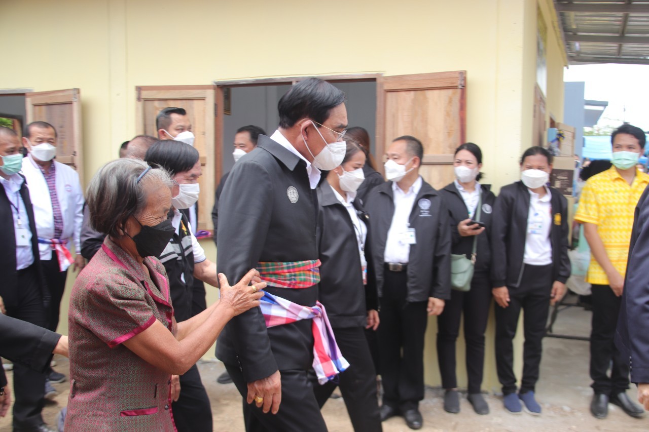 พช.กำแพงเพชร และภาคีเครือข่าย ร่วมต้อนรับนายกรัฐมนตรีและออกบูธนิทรรศการผลการดำเนินงานการขจัดความยากจนฯ จังหวัดกำแพงเพชร