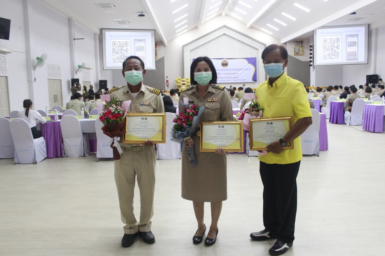ผู้ว่าราชการจังหวัดกำแพงเพชร มอบเกียรติบัตรคนกองทุนพัฒนาบทบาทสตรีดีเด่นระดับจังหวัด  มอบโล่และประกาศเกียรติคุณแก่หมู่บ้านเศรษฐกิจพอเพียง “อยู่เย็น เป็นสุข”  และกิจกรรมพัฒนาชุมชนดีเด่น ประจำปี 2565 ในการประชุมคณะกรมการจังหวัดและหัวหน้าส่วนราชการ ครั้งที่ 7/2565