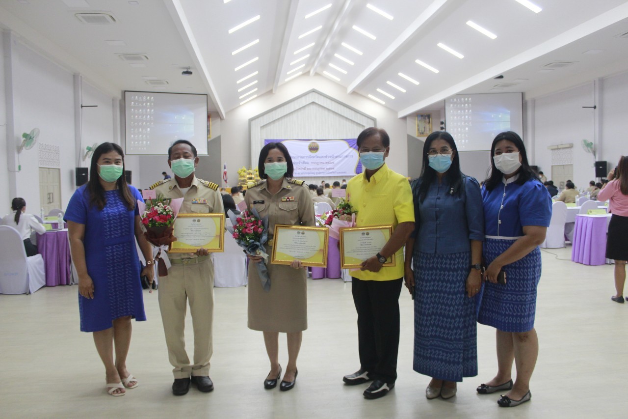 ผู้ว่าราชการจังหวัดกำแพงเพชร มอบเกียรติบัตรคนกองทุนพัฒนาบทบาทสตรีดีเด่นระดับจังหวัด  มอบโล่และประกาศเกียรติคุณแก่หมู่บ้านเศรษฐกิจพอเพียง “อยู่เย็น เป็นสุข”  และกิจกรรมพัฒนาชุมชนดีเด่น ประจำปี 2565 ในการประชุมคณะกรมการจังหวัดและหัวหน้าส่วนราชการ ครั้งที่ 7/2565