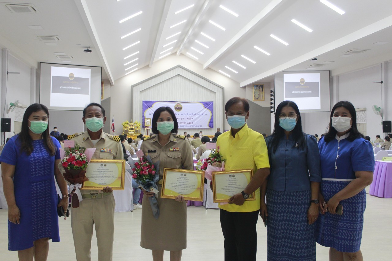 ผู้ว่าราชการจังหวัดกำแพงเพชร มอบเกียรติบัตรคนกองทุนพัฒนาบทบาทสตรีดีเด่นระดับจังหวัด  มอบโล่และประกาศเกียรติคุณแก่หมู่บ้านเศรษฐกิจพอเพียง “อยู่เย็น เป็นสุข”  และกิจกรรมพัฒนาชุมชนดีเด่น ประจำปี 2565 ในการประชุมคณะกรมการจังหวัดและหัวหน้าส่วนราชการ ครั้งที่ 7/2565
