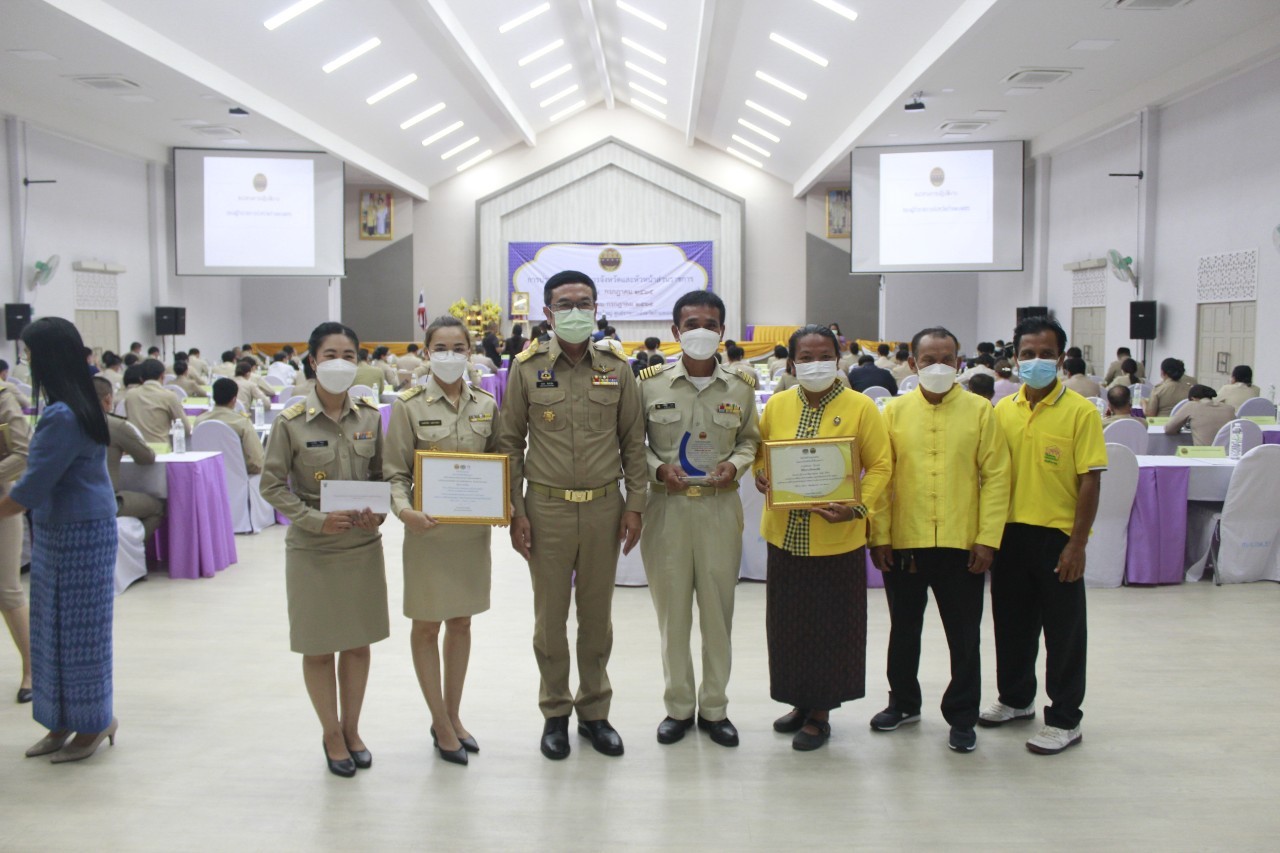 ผู้ว่าราชการจังหวัดกำแพงเพชร มอบเกียรติบัตรคนกองทุนพัฒนาบทบาทสตรีดีเด่นระดับจังหวัด  มอบโล่และประกาศเกียรติคุณแก่หมู่บ้านเศรษฐกิจพอเพียง “อยู่เย็น เป็นสุข”  และกิจกรรมพัฒนาชุมชนดีเด่น ประจำปี 2565 ในการประชุมคณะกรมการจังหวัดและหัวหน้าส่วนราชการ ครั้งที่ 7/2565