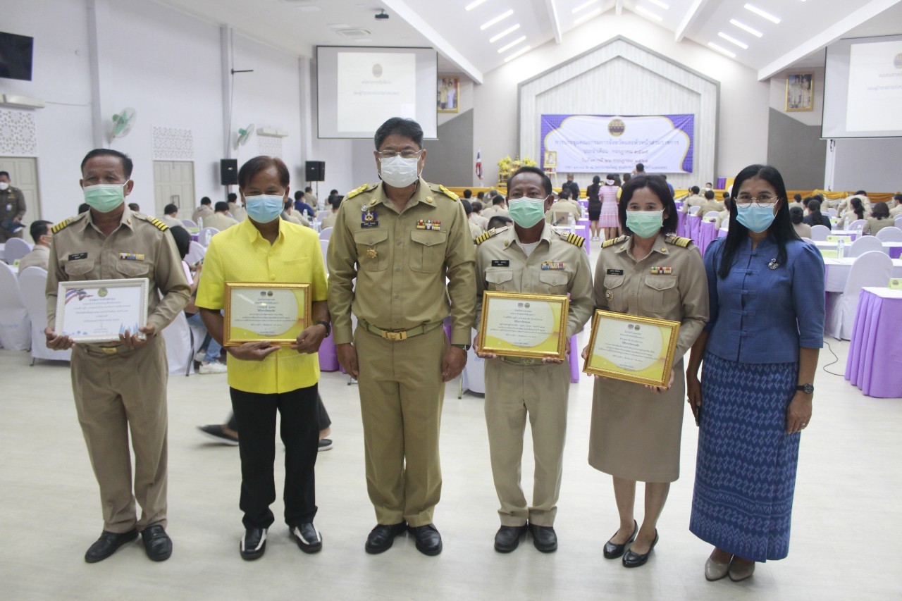 ผู้ว่าราชการจังหวัดกำแพงเพชร มอบเกียรติบัตรคนกองทุนพัฒนาบทบาทสตรีดีเด่นระดับจังหวัด  มอบโล่และประกาศเกียรติคุณแก่หมู่บ้านเศรษฐกิจพอเพียง “อยู่เย็น เป็นสุข”  และกิจกรรมพัฒนาชุมชนดีเด่น ประจำปี 2565 ในการประชุมคณะกรมการจังหวัดและหัวหน้าส่วนราชการ ครั้งที่ 7/2565