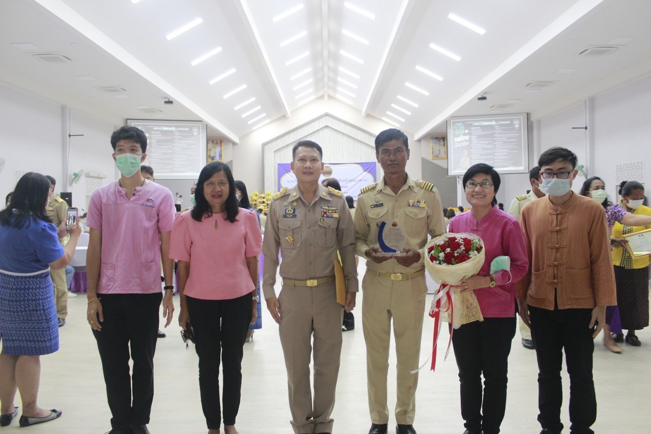 ผู้ว่าราชการจังหวัดกำแพงเพชร มอบเกียรติบัตรคนกองทุนพัฒนาบทบาทสตรีดีเด่นระดับจังหวัด  มอบโล่และประกาศเกียรติคุณแก่หมู่บ้านเศรษฐกิจพอเพียง “อยู่เย็น เป็นสุข”  และกิจกรรมพัฒนาชุมชนดีเด่น ประจำปี 2565 ในการประชุมคณะกรมการจังหวัดและหัวหน้าส่วนราชการ ครั้งที่ 7/2565