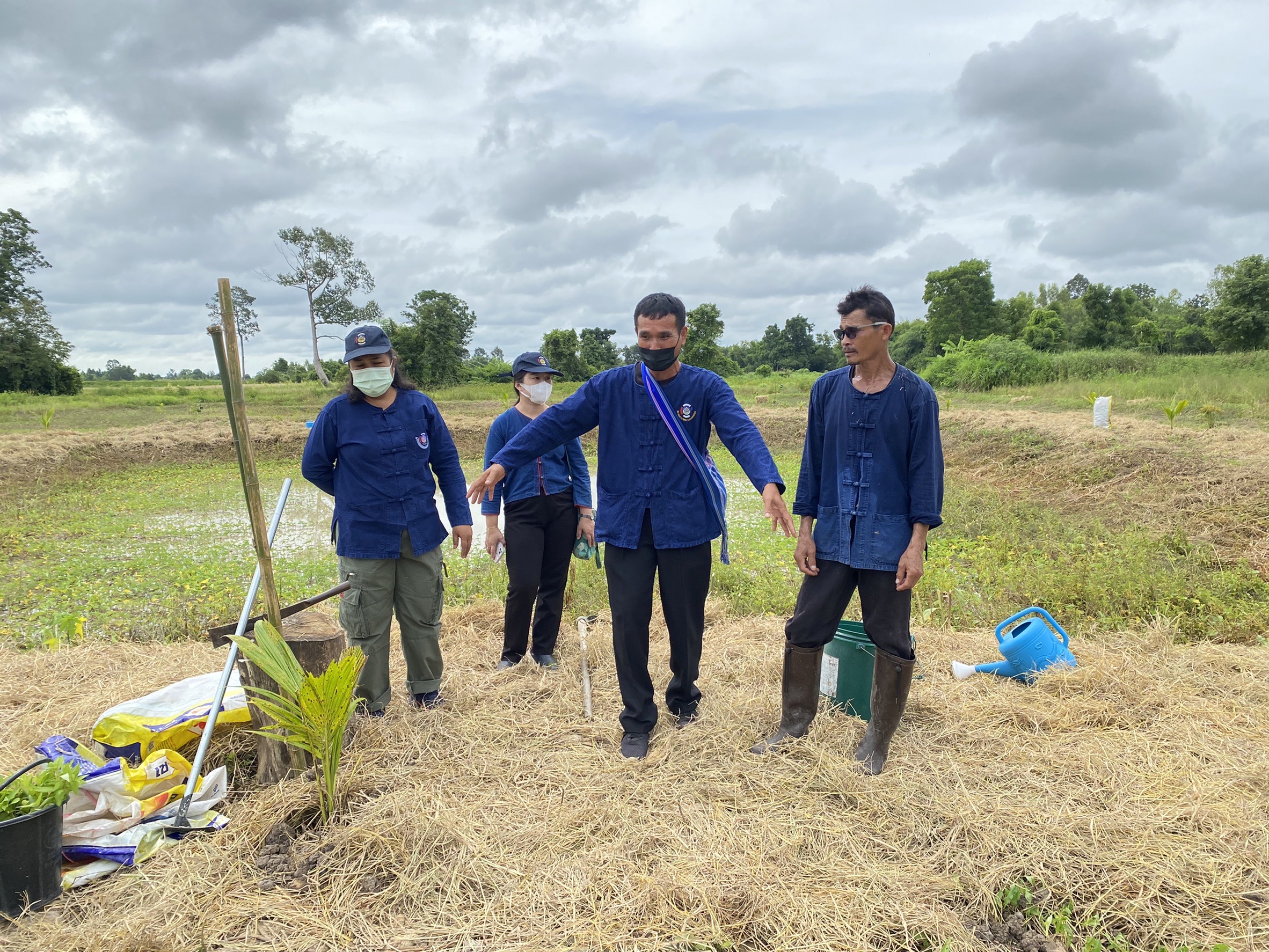 พช กำแพงเพชร และคณะกรรมการเครือข่ายโคก หนอง นา ระดับจังหวัด ร่วมเอามื้อสามัคคี  ” โคก หนอง นา ” อำเภอปางศิลาทอง