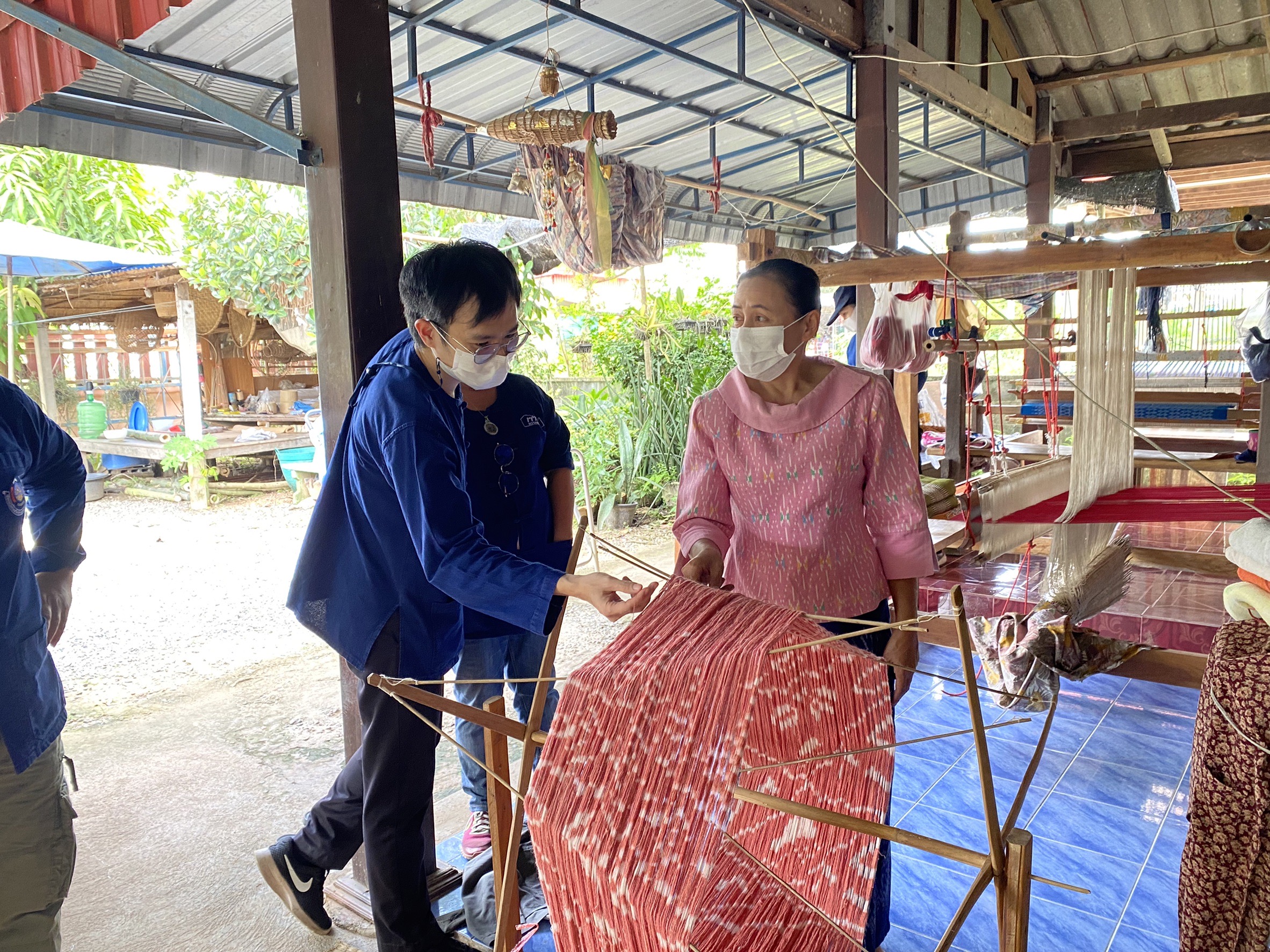 พช.กำแพงเพชร ติดตามความก้าวหน้า ในการทอผ้าลายพระราชทาน “ผ้าขิดลายนารีรัตนราชกัญญา”