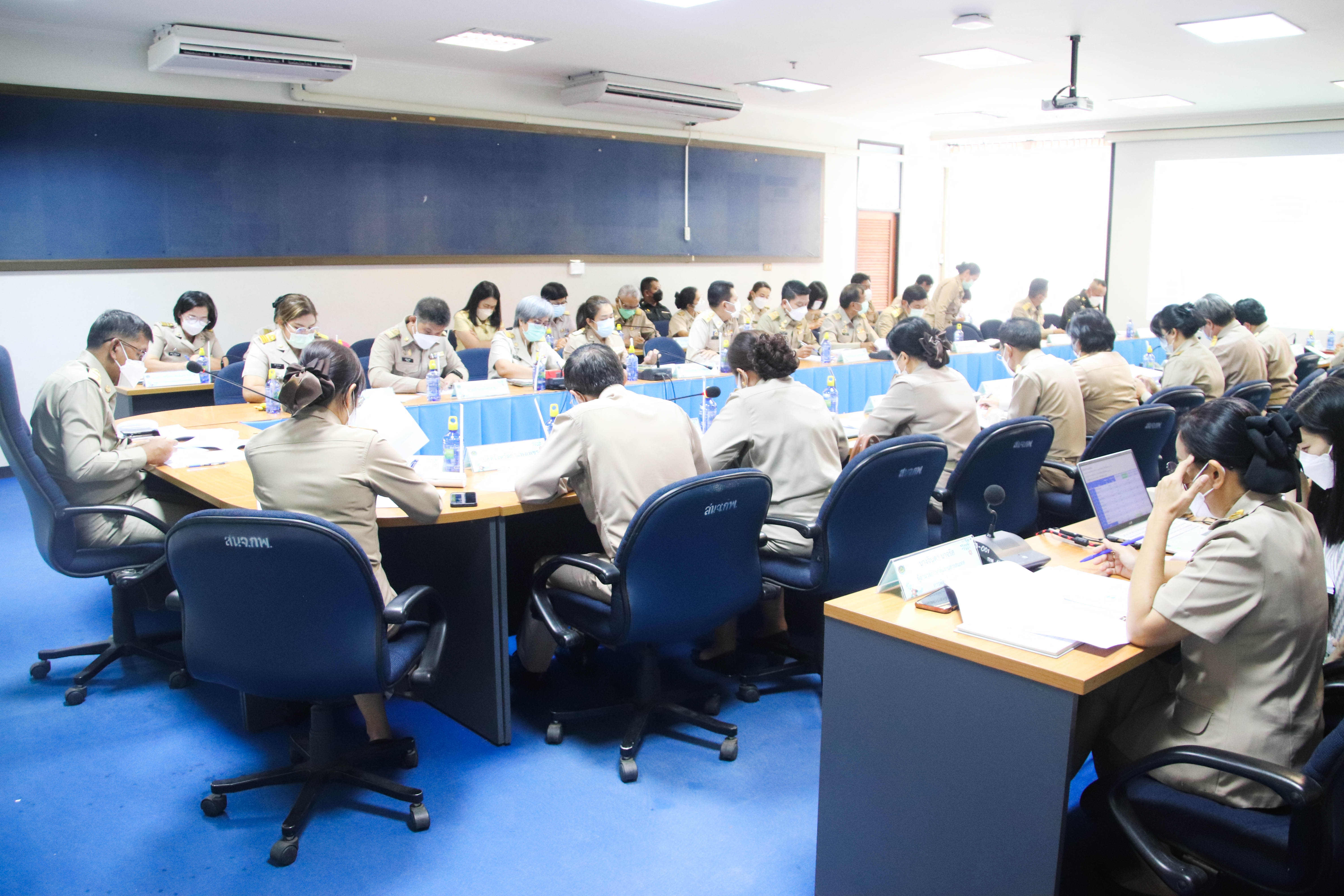 พช.กำแพงเพชร ประชุมคณะกรรมการบริหารศูนย์อำนวยการขจัดความยากจนและพัฒนาคนทุกช่วงวัยอย่างยั่งยืนตามหลักปรัชญาของเศรษฐกิจพอเพียงจังหวัดกำแพงเพชร (คจพ.จ.) ครั้งที่ 4/2565