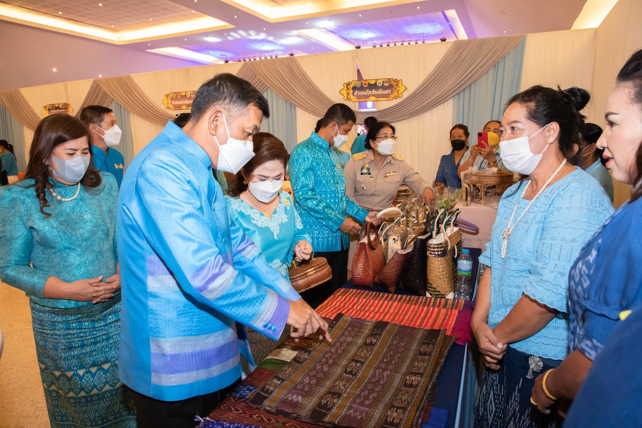 อลังการ! “รวมพลังสตรี อนุรักษ์ผ้าถิ่นไทย ดำรงไว้ในแผ่นดินกำแพงเพชร เนื่องในวันเฉลิมพระชนมพรรษา พระบรมราชชนนีพันปีหลวง”