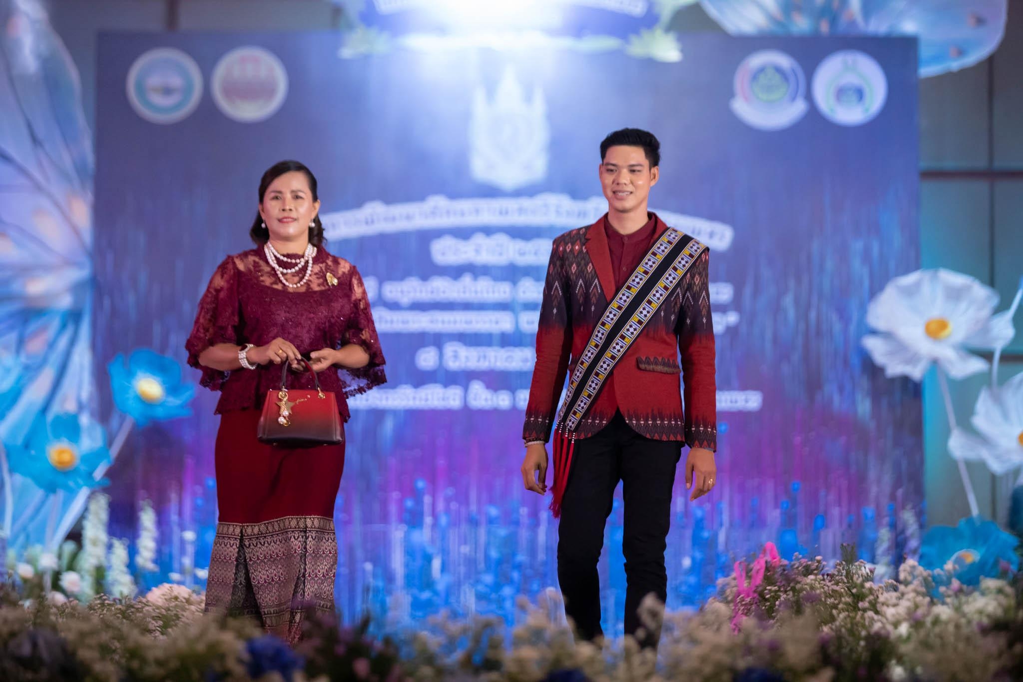 อลังการ! “รวมพลังสตรี อนุรักษ์ผ้าถิ่นไทย ดำรงไว้ในแผ่นดินกำแพงเพชร เนื่องในวันเฉลิมพระชนมพรรษา พระบรมราชชนนีพันปีหลวง”
