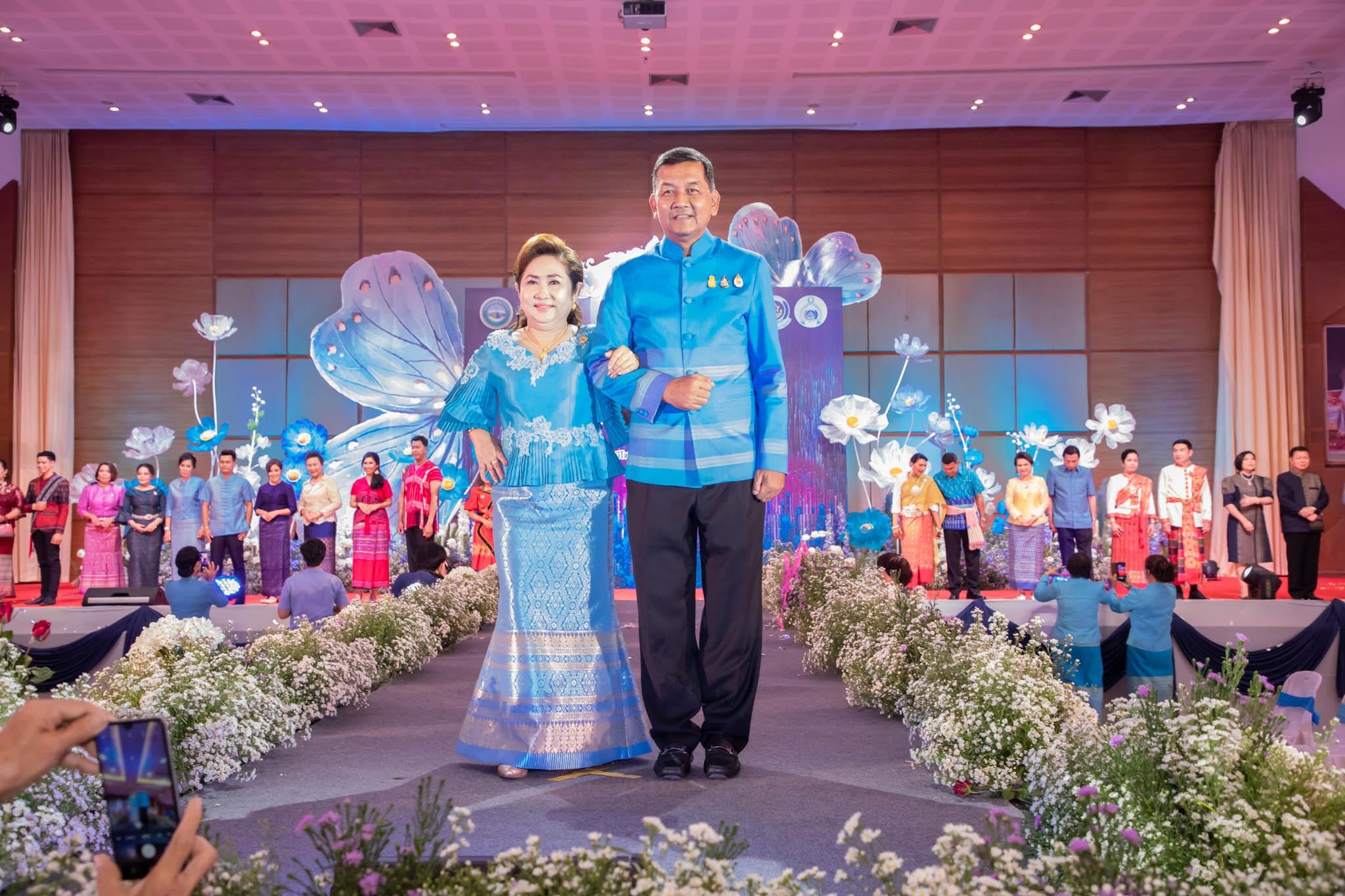 อลังการ! “รวมพลังสตรี อนุรักษ์ผ้าถิ่นไทย ดำรงไว้ในแผ่นดินกำแพงเพชร เนื่องในวันเฉลิมพระชนมพรรษา พระบรมราชชนนีพันปีหลวง”