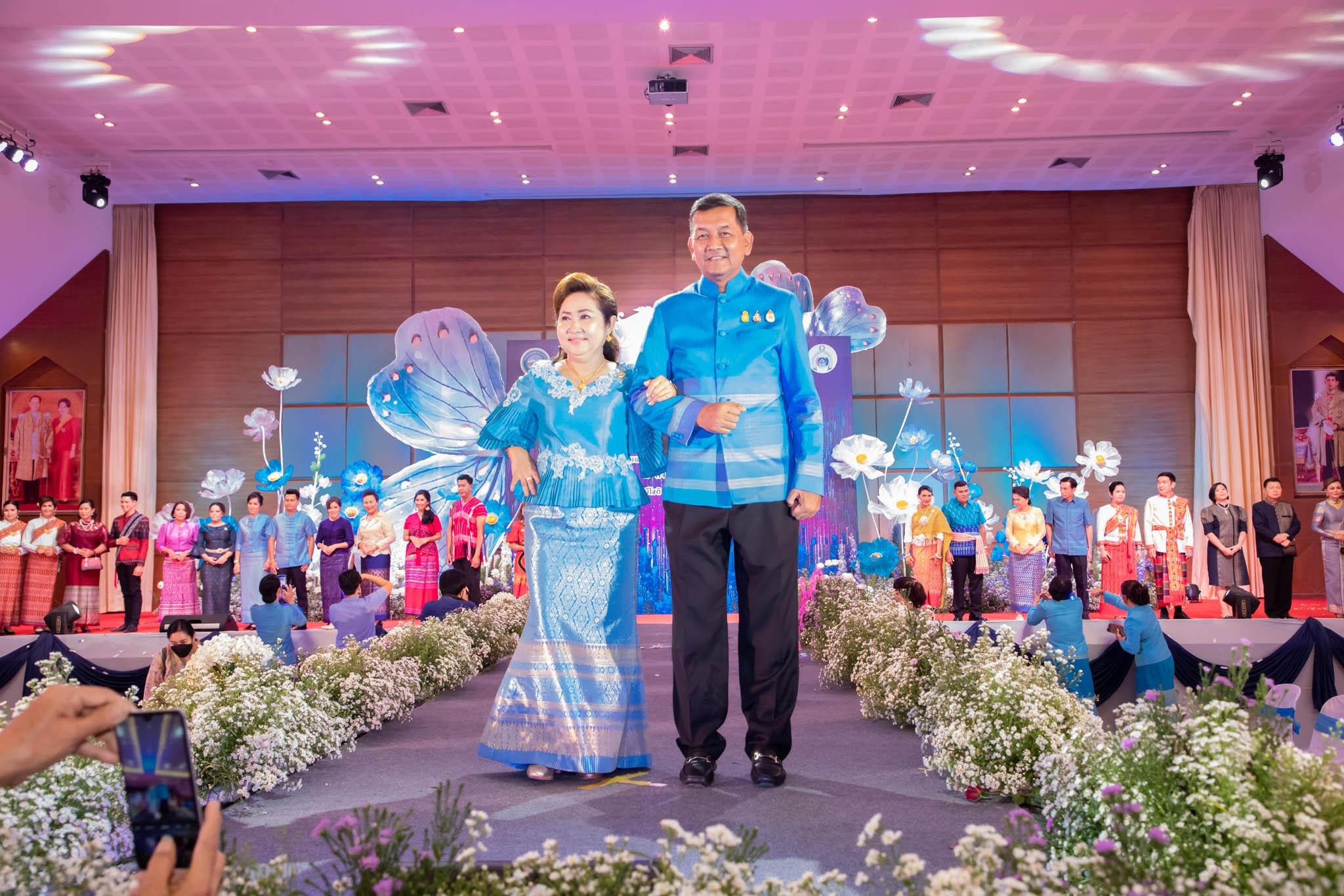 อลังการ! “รวมพลังสตรี อนุรักษ์ผ้าถิ่นไทย ดำรงไว้ในแผ่นดินกำแพงเพชร เนื่องในวันเฉลิมพระชนมพรรษา พระบรมราชชนนีพันปีหลวง”