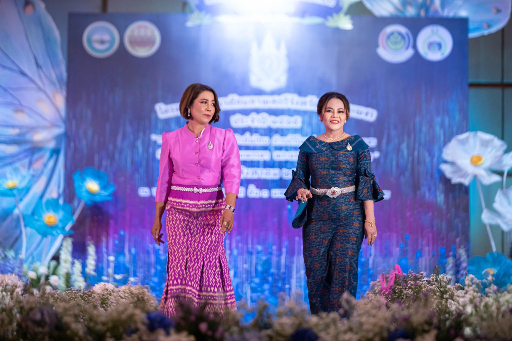 อลังการ! “รวมพลังสตรี อนุรักษ์ผ้าถิ่นไทย ดำรงไว้ในแผ่นดินกำแพงเพชร เนื่องในวันเฉลิมพระชนมพรรษา พระบรมราชชนนีพันปีหลวง”