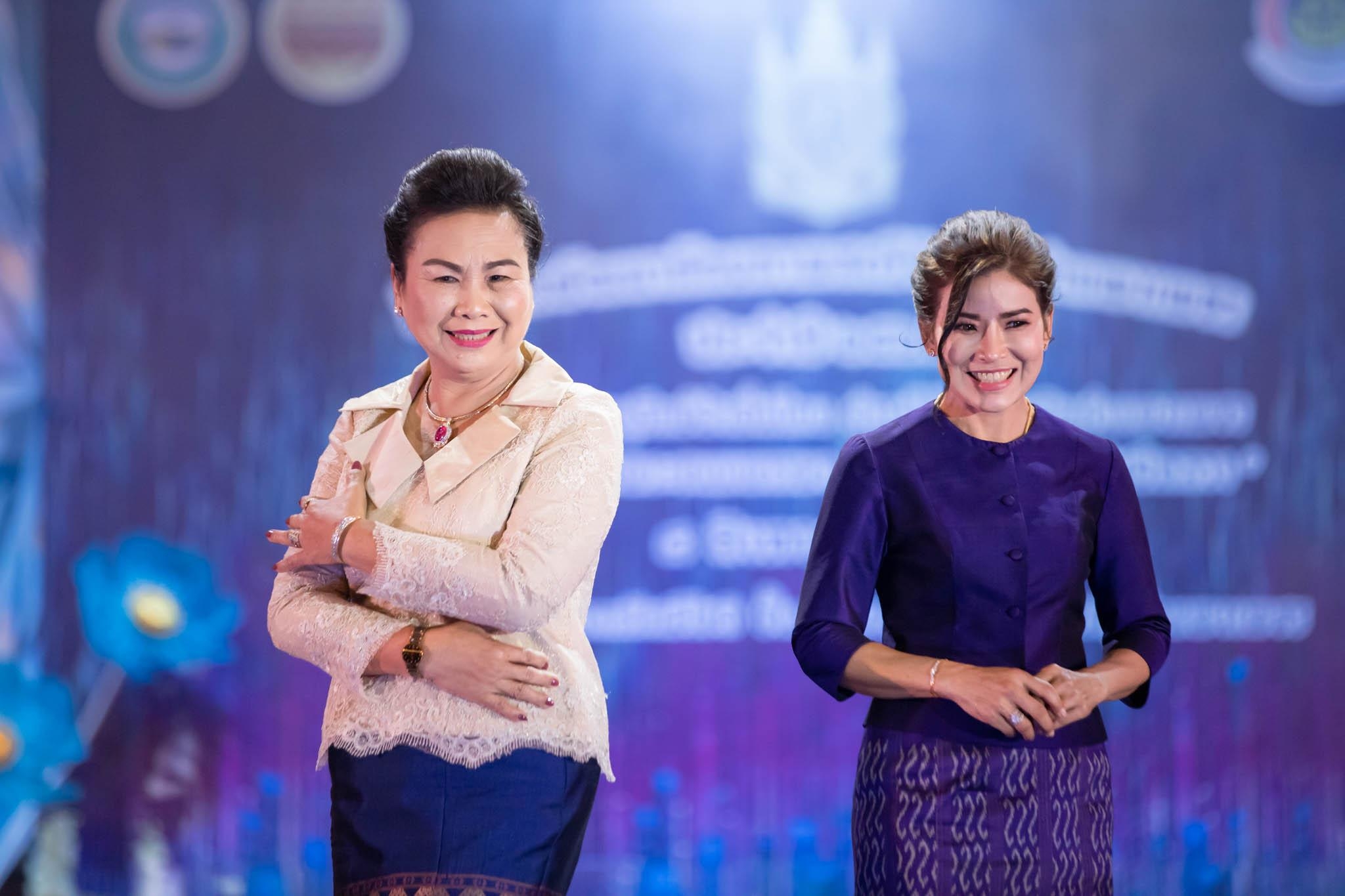 อลังการ! “รวมพลังสตรี อนุรักษ์ผ้าถิ่นไทย ดำรงไว้ในแผ่นดินกำแพงเพชร เนื่องในวันเฉลิมพระชนมพรรษา พระบรมราชชนนีพันปีหลวง”