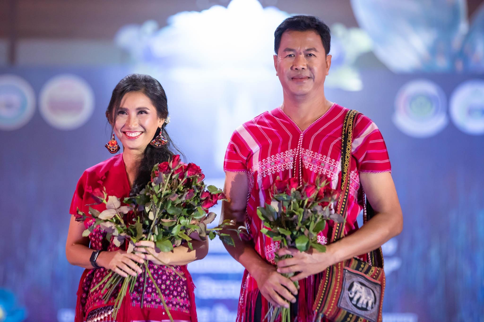 อลังการ! “รวมพลังสตรี อนุรักษ์ผ้าถิ่นไทย ดำรงไว้ในแผ่นดินกำแพงเพชร เนื่องในวันเฉลิมพระชนมพรรษา พระบรมราชชนนีพันปีหลวง”