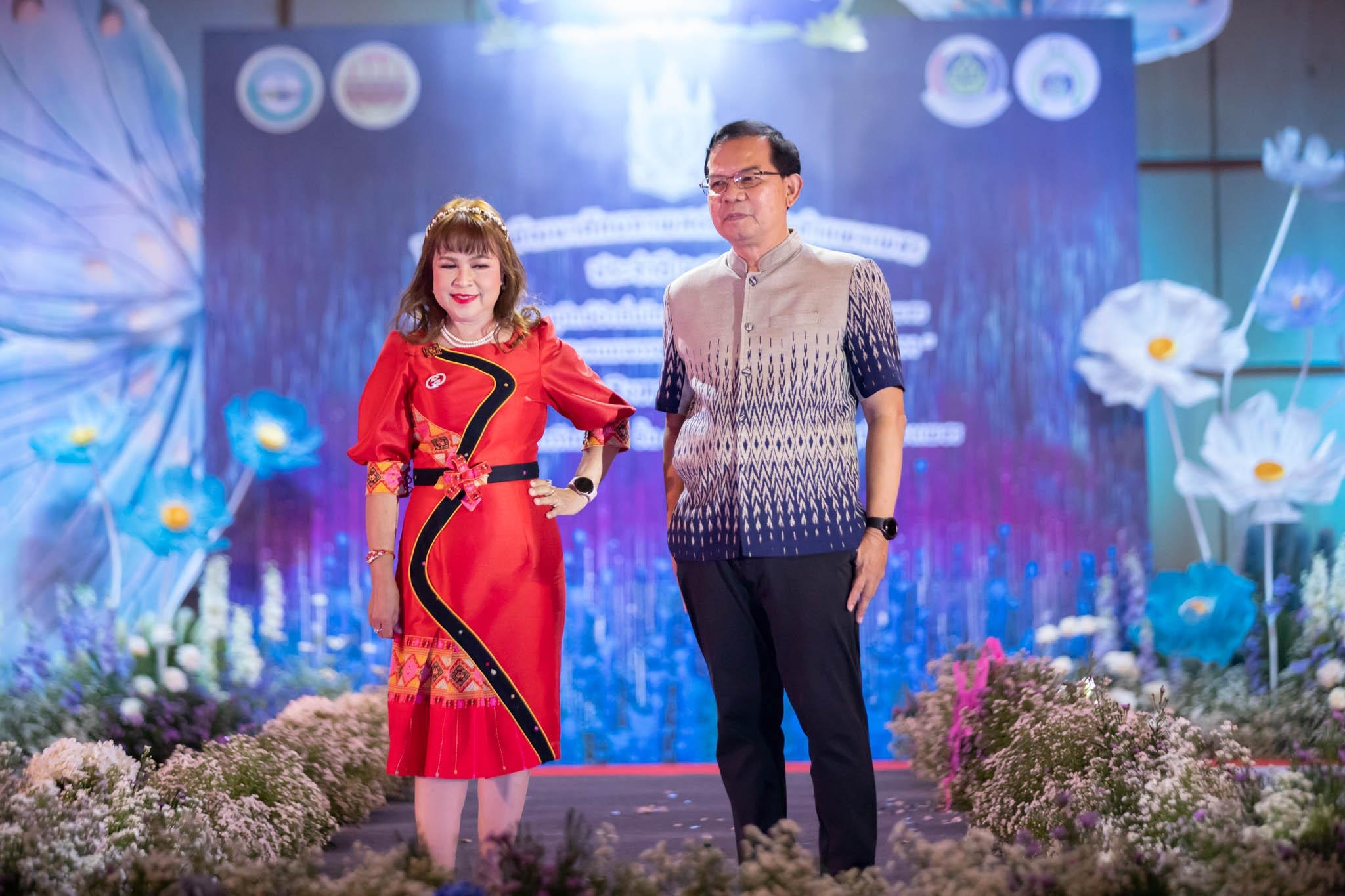 อลังการ! “รวมพลังสตรี อนุรักษ์ผ้าถิ่นไทย ดำรงไว้ในแผ่นดินกำแพงเพชร เนื่องในวันเฉลิมพระชนมพรรษา พระบรมราชชนนีพันปีหลวง”