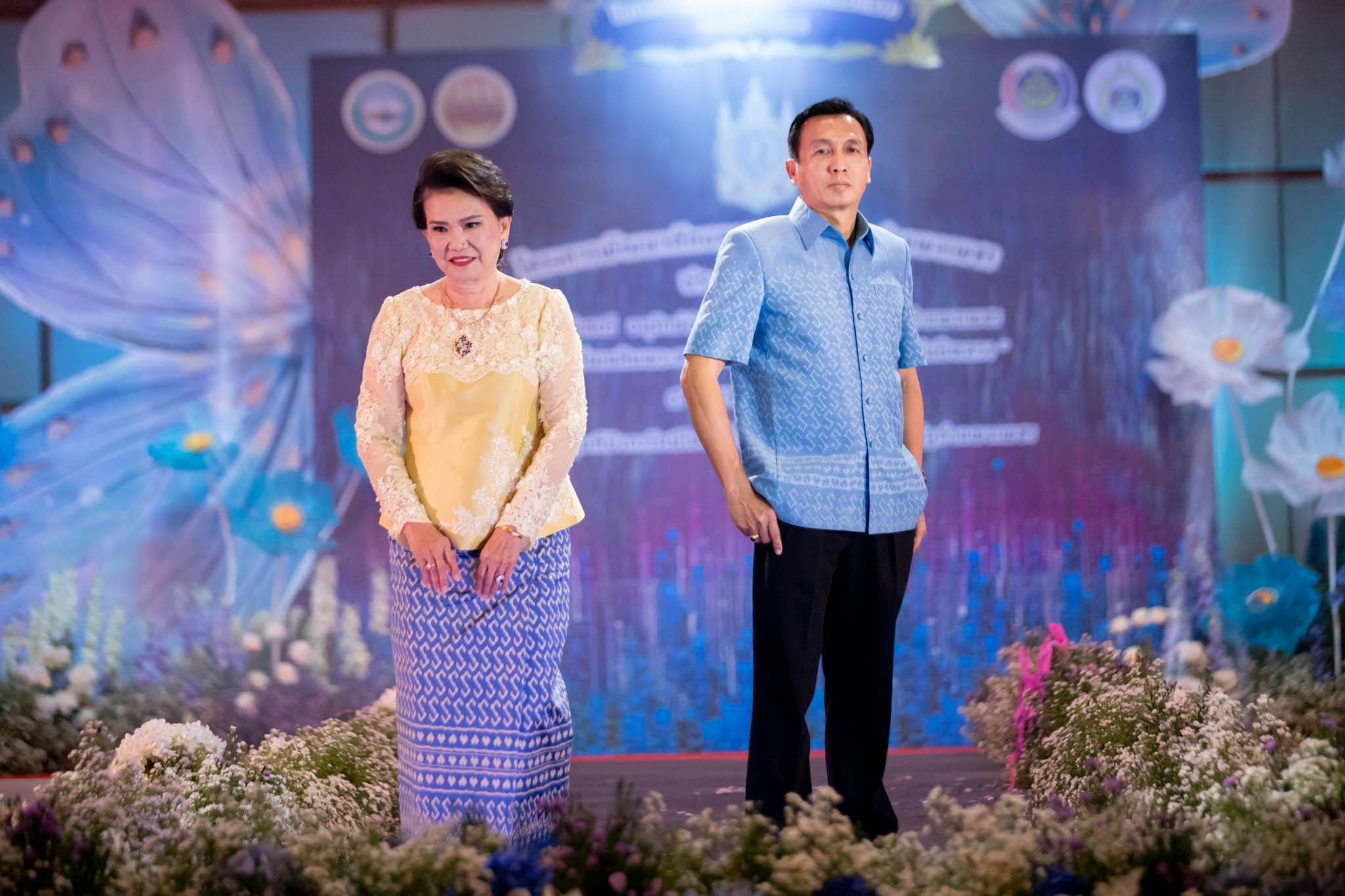 อลังการ! “รวมพลังสตรี อนุรักษ์ผ้าถิ่นไทย ดำรงไว้ในแผ่นดินกำแพงเพชร เนื่องในวันเฉลิมพระชนมพรรษา พระบรมราชชนนีพันปีหลวง”