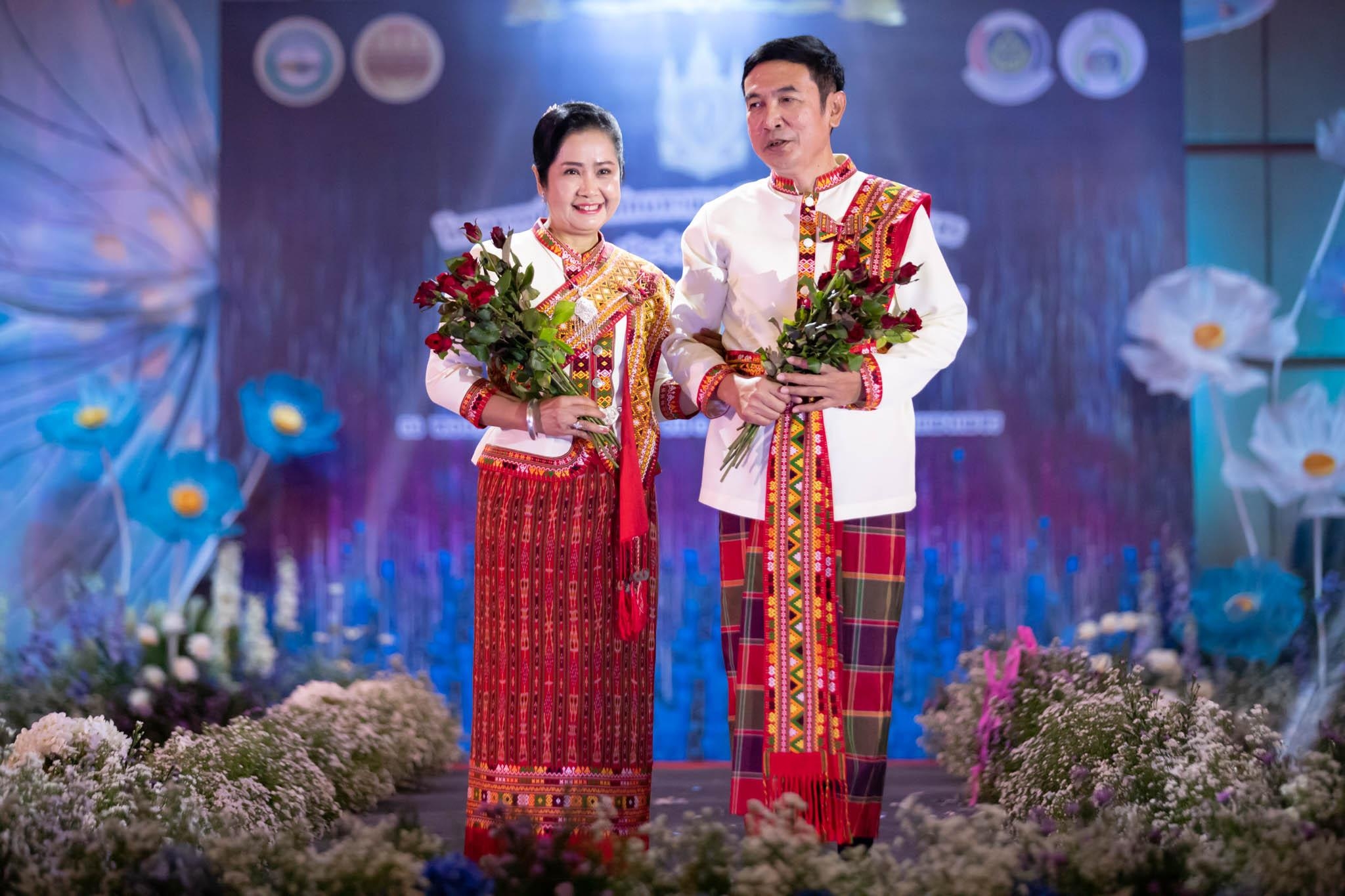 อลังการ! “รวมพลังสตรี อนุรักษ์ผ้าถิ่นไทย ดำรงไว้ในแผ่นดินกำแพงเพชร เนื่องในวันเฉลิมพระชนมพรรษา พระบรมราชชนนีพันปีหลวง”