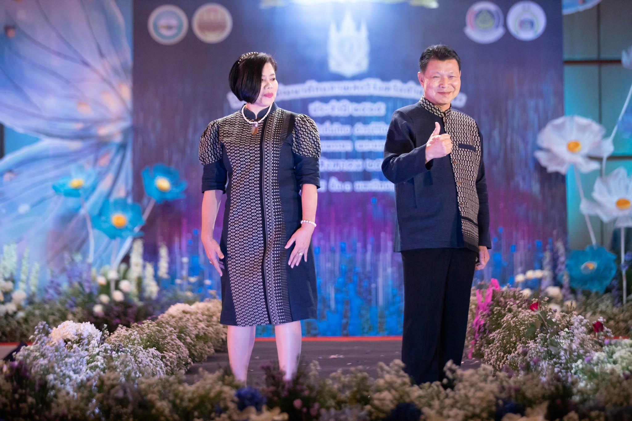 อลังการ! “รวมพลังสตรี อนุรักษ์ผ้าถิ่นไทย ดำรงไว้ในแผ่นดินกำแพงเพชร เนื่องในวันเฉลิมพระชนมพรรษา พระบรมราชชนนีพันปีหลวง”