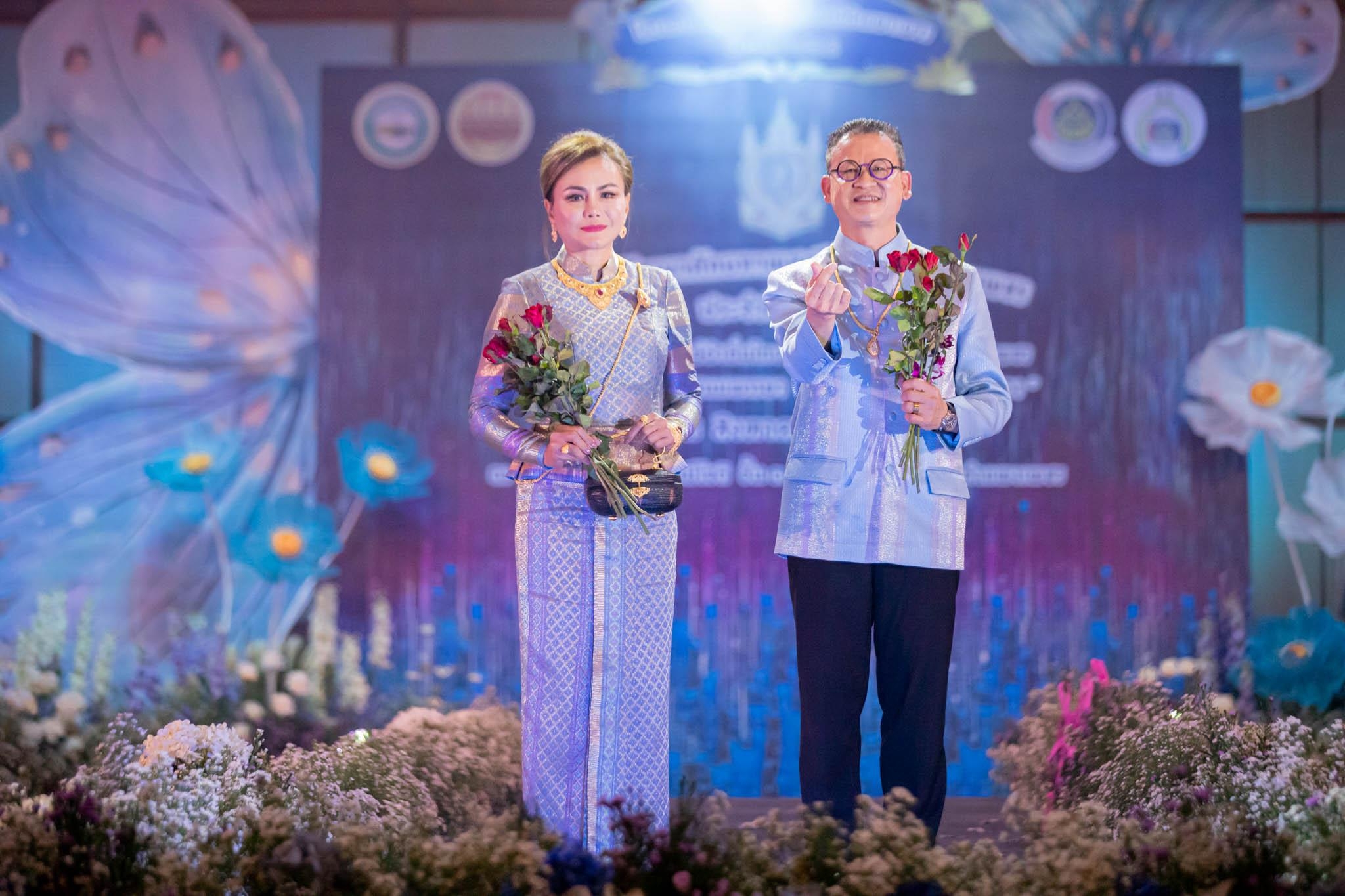 อลังการ! “รวมพลังสตรี อนุรักษ์ผ้าถิ่นไทย ดำรงไว้ในแผ่นดินกำแพงเพชร เนื่องในวันเฉลิมพระชนมพรรษา พระบรมราชชนนีพันปีหลวง”