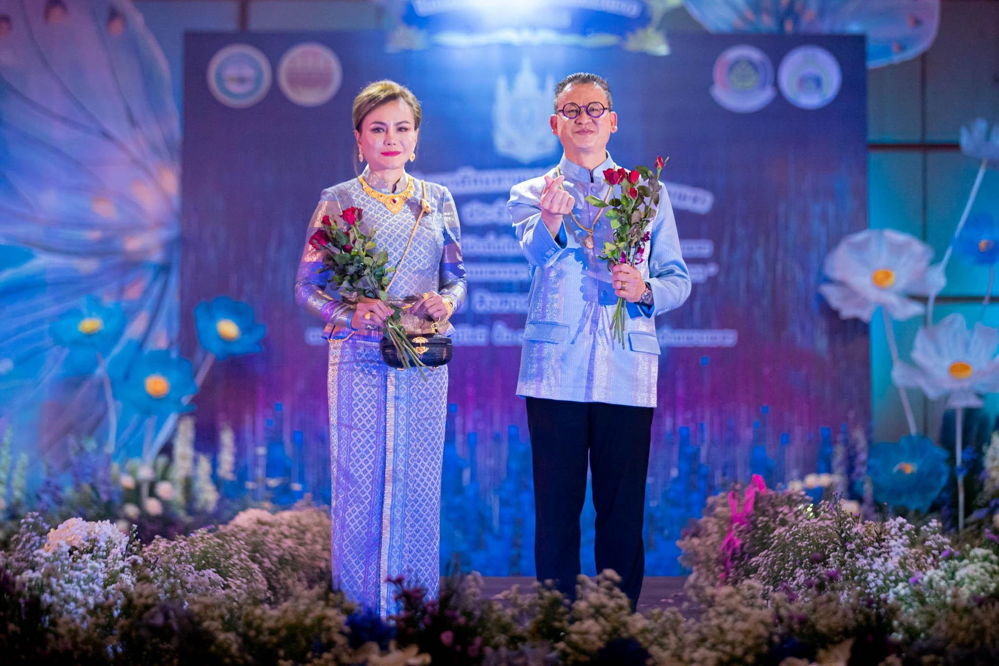 อลังการ! “รวมพลังสตรี อนุรักษ์ผ้าถิ่นไทย ดำรงไว้ในแผ่นดินกำแพงเพชร เนื่องในวันเฉลิมพระชนมพรรษา พระบรมราชชนนีพันปีหลวง”