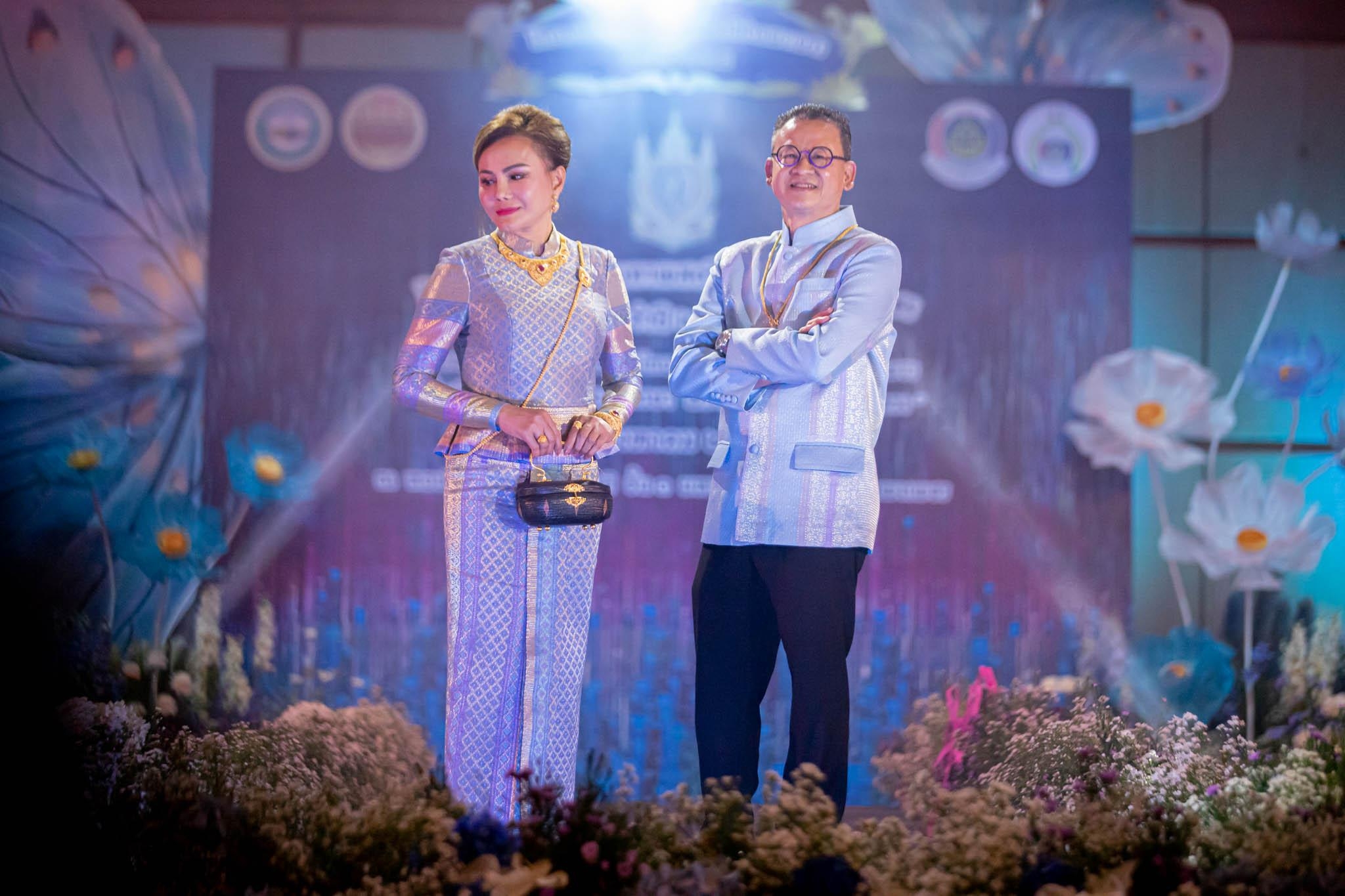 อลังการ! “รวมพลังสตรี อนุรักษ์ผ้าถิ่นไทย ดำรงไว้ในแผ่นดินกำแพงเพชร เนื่องในวันเฉลิมพระชนมพรรษา พระบรมราชชนนีพันปีหลวง”