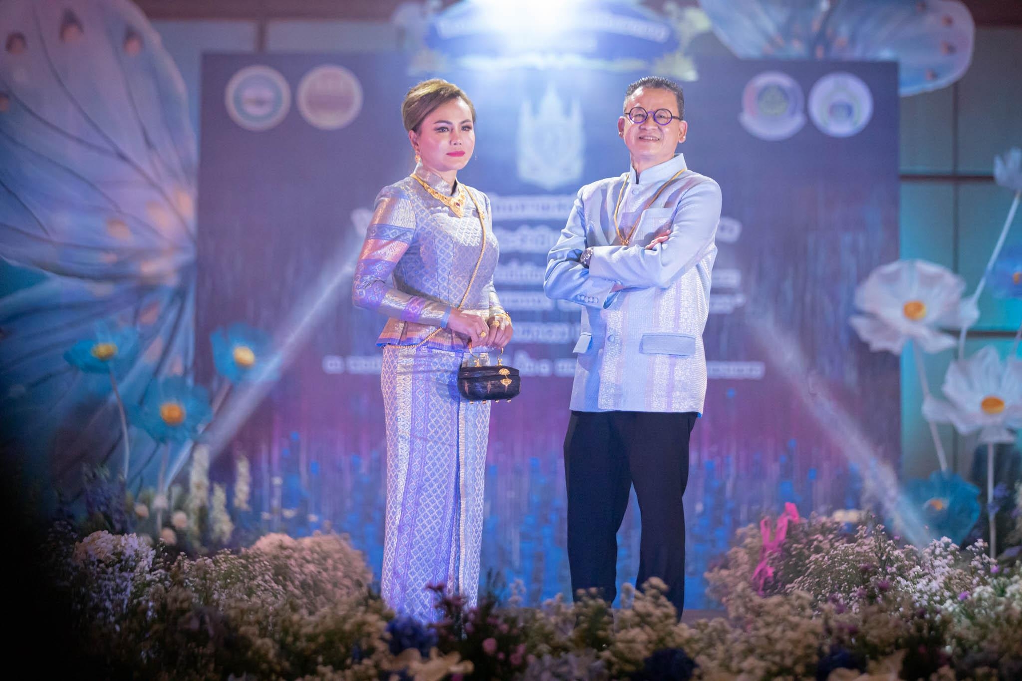 อลังการ! “รวมพลังสตรี อนุรักษ์ผ้าถิ่นไทย ดำรงไว้ในแผ่นดินกำแพงเพชร เนื่องในวันเฉลิมพระชนมพรรษา พระบรมราชชนนีพันปีหลวง”