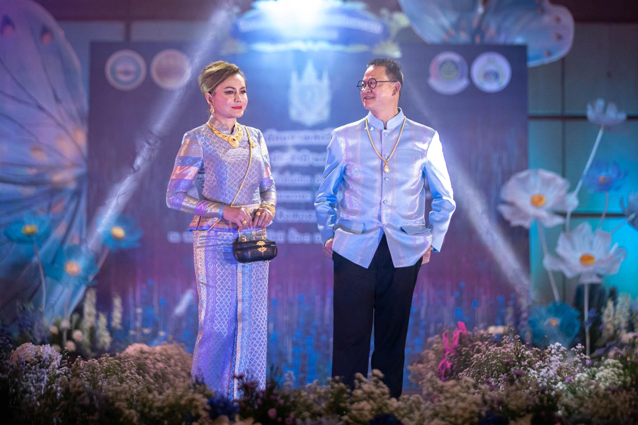 อลังการ! “รวมพลังสตรี อนุรักษ์ผ้าถิ่นไทย ดำรงไว้ในแผ่นดินกำแพงเพชร เนื่องในวันเฉลิมพระชนมพรรษา พระบรมราชชนนีพันปีหลวง”