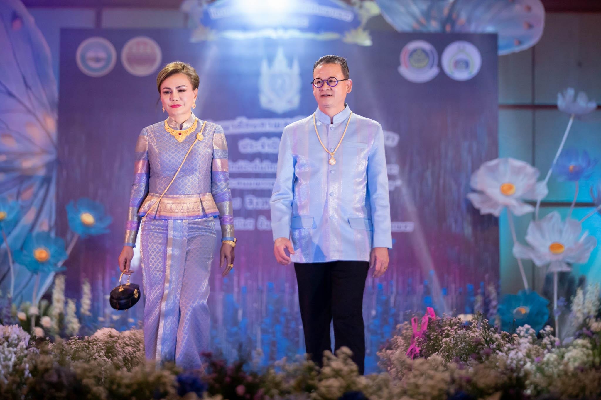 อลังการ! “รวมพลังสตรี อนุรักษ์ผ้าถิ่นไทย ดำรงไว้ในแผ่นดินกำแพงเพชร เนื่องในวันเฉลิมพระชนมพรรษา พระบรมราชชนนีพันปีหลวง”