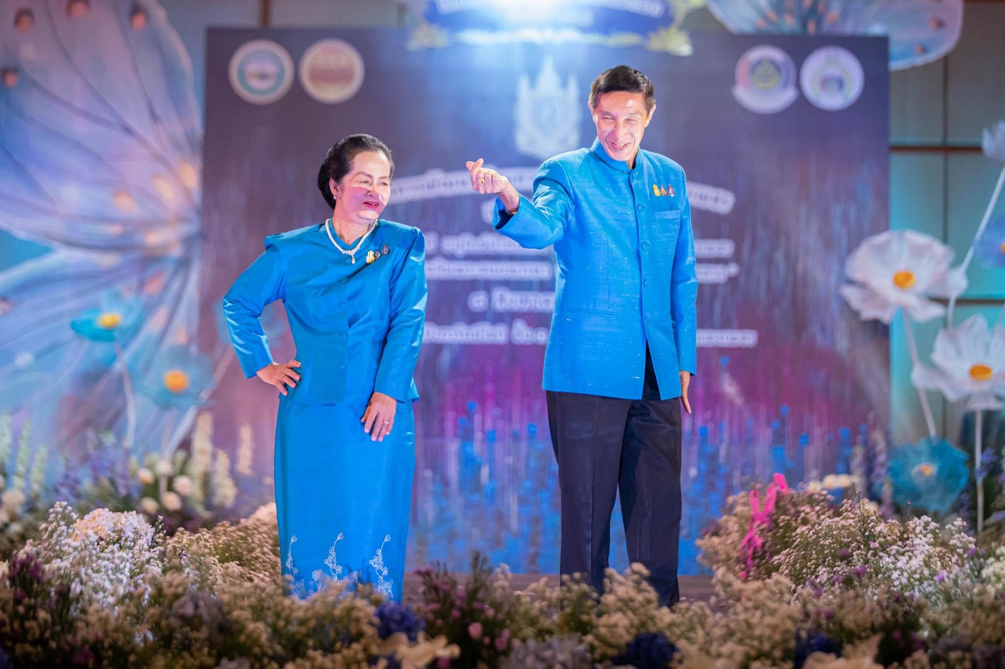 อลังการ! “รวมพลังสตรี อนุรักษ์ผ้าถิ่นไทย ดำรงไว้ในแผ่นดินกำแพงเพชร เนื่องในวันเฉลิมพระชนมพรรษา พระบรมราชชนนีพันปีหลวง”