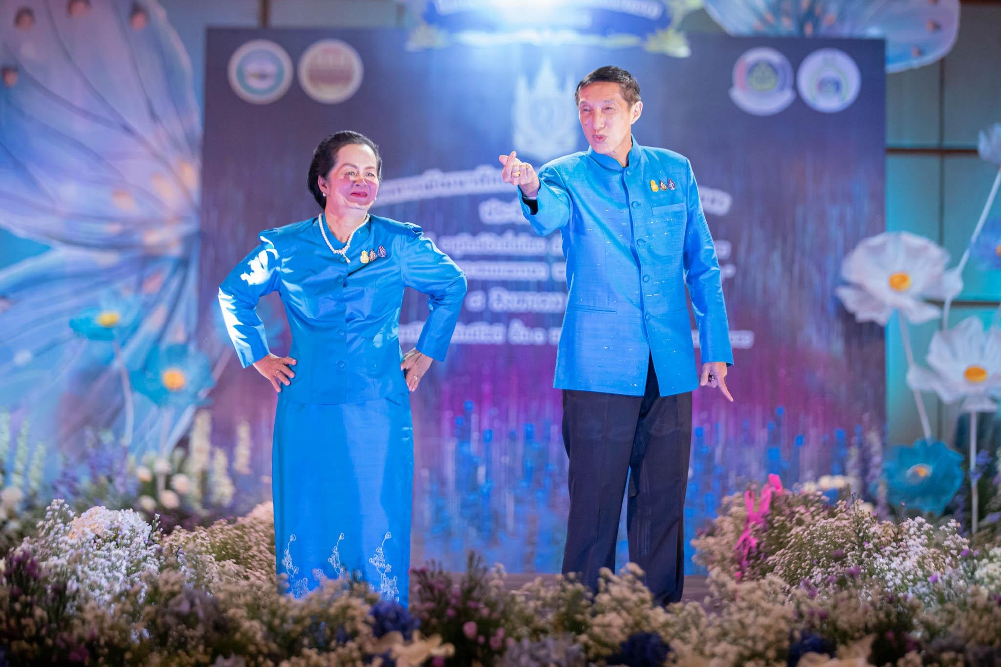 อลังการ! “รวมพลังสตรี อนุรักษ์ผ้าถิ่นไทย ดำรงไว้ในแผ่นดินกำแพงเพชร เนื่องในวันเฉลิมพระชนมพรรษา พระบรมราชชนนีพันปีหลวง”