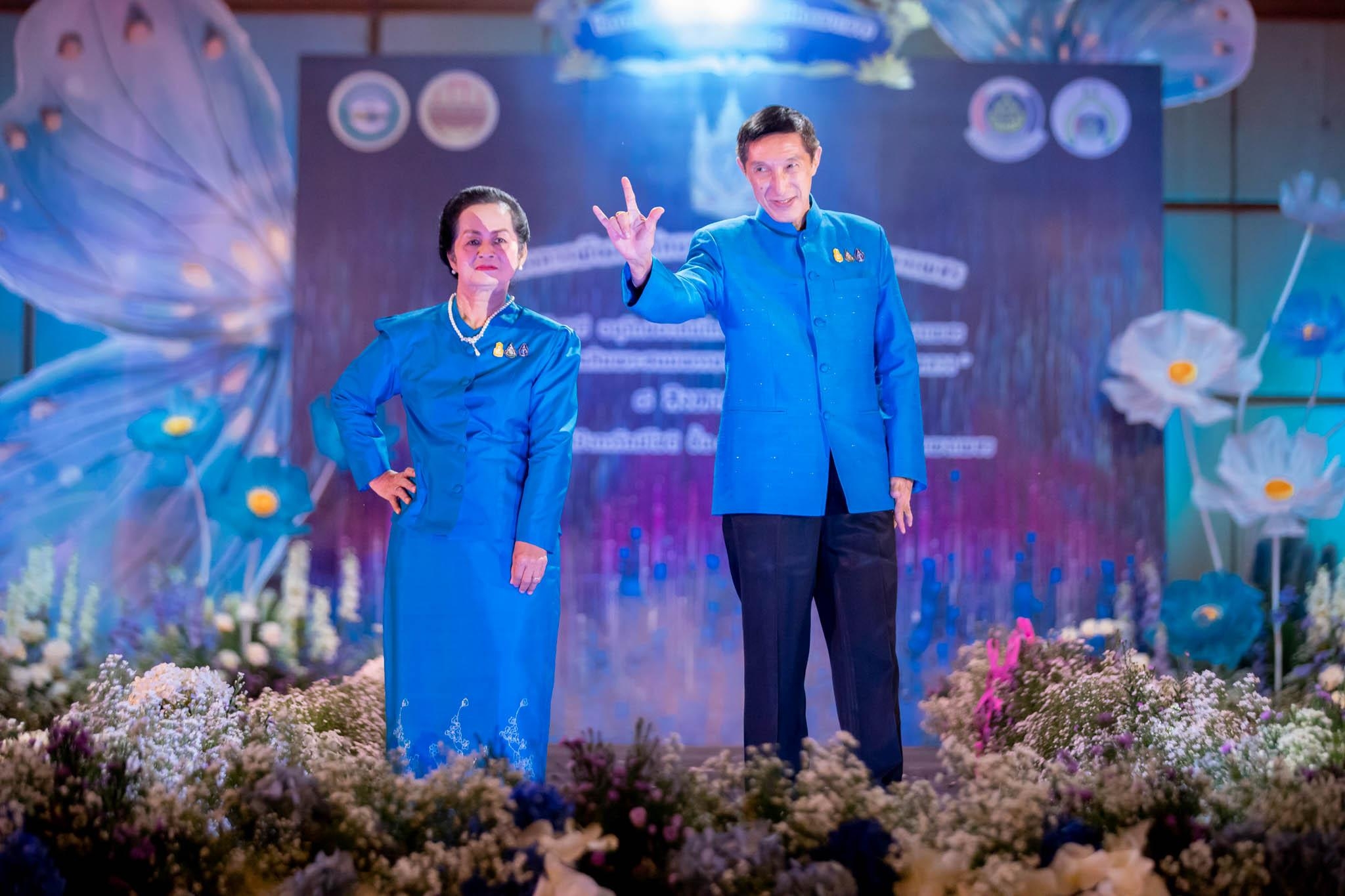 อลังการ! “รวมพลังสตรี อนุรักษ์ผ้าถิ่นไทย ดำรงไว้ในแผ่นดินกำแพงเพชร เนื่องในวันเฉลิมพระชนมพรรษา พระบรมราชชนนีพันปีหลวง”