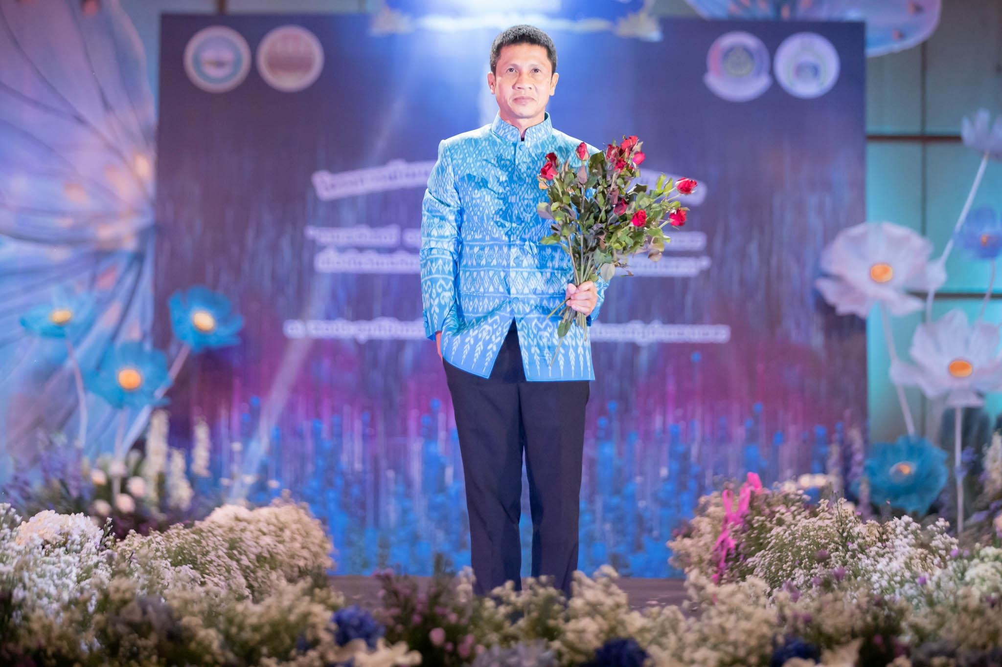 อลังการ! “รวมพลังสตรี อนุรักษ์ผ้าถิ่นไทย ดำรงไว้ในแผ่นดินกำแพงเพชร เนื่องในวันเฉลิมพระชนมพรรษา พระบรมราชชนนีพันปีหลวง”