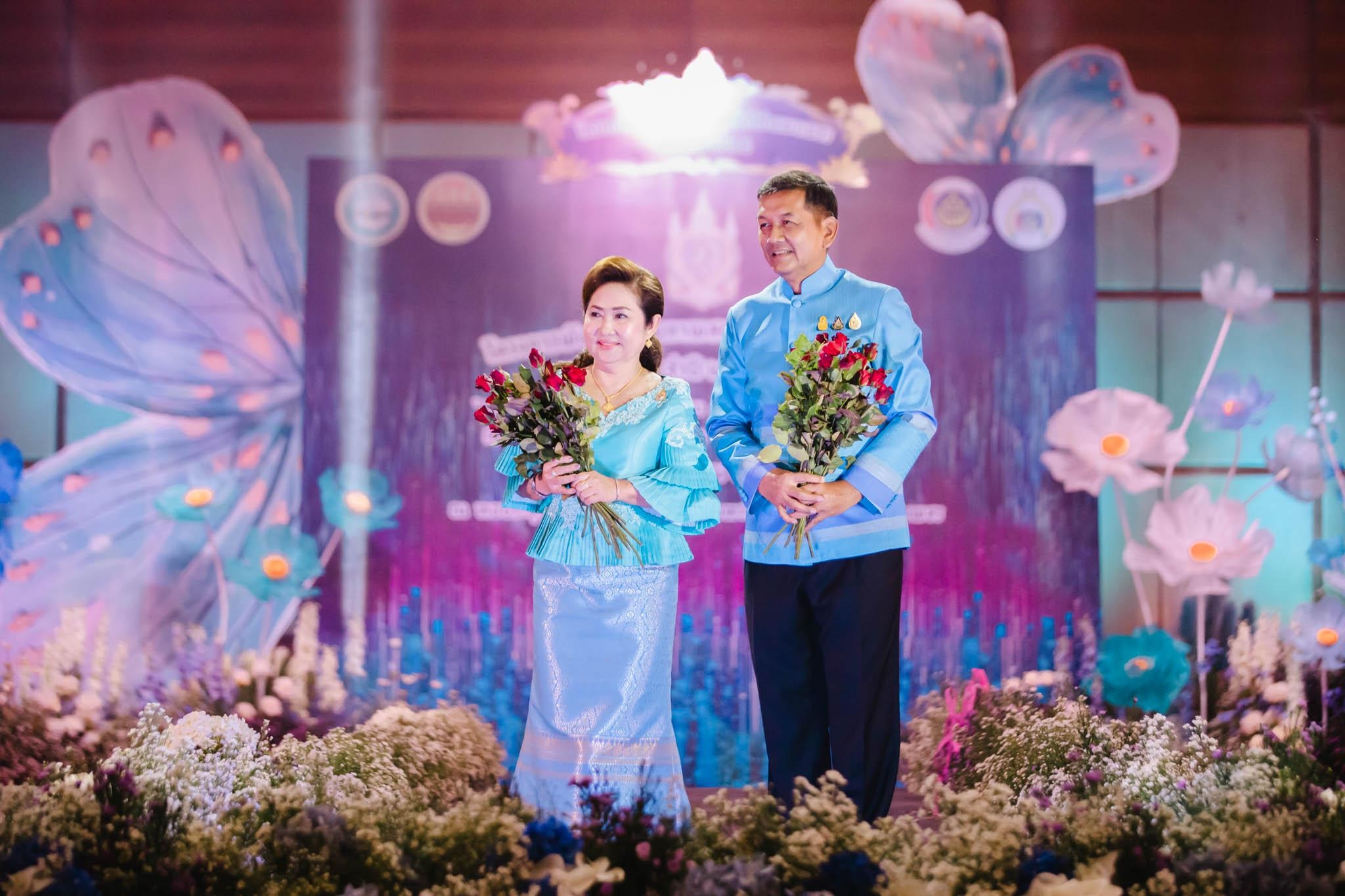 อลังการ! “รวมพลังสตรี อนุรักษ์ผ้าถิ่นไทย ดำรงไว้ในแผ่นดินกำแพงเพชร เนื่องในวันเฉลิมพระชนมพรรษา พระบรมราชชนนีพันปีหลวง”