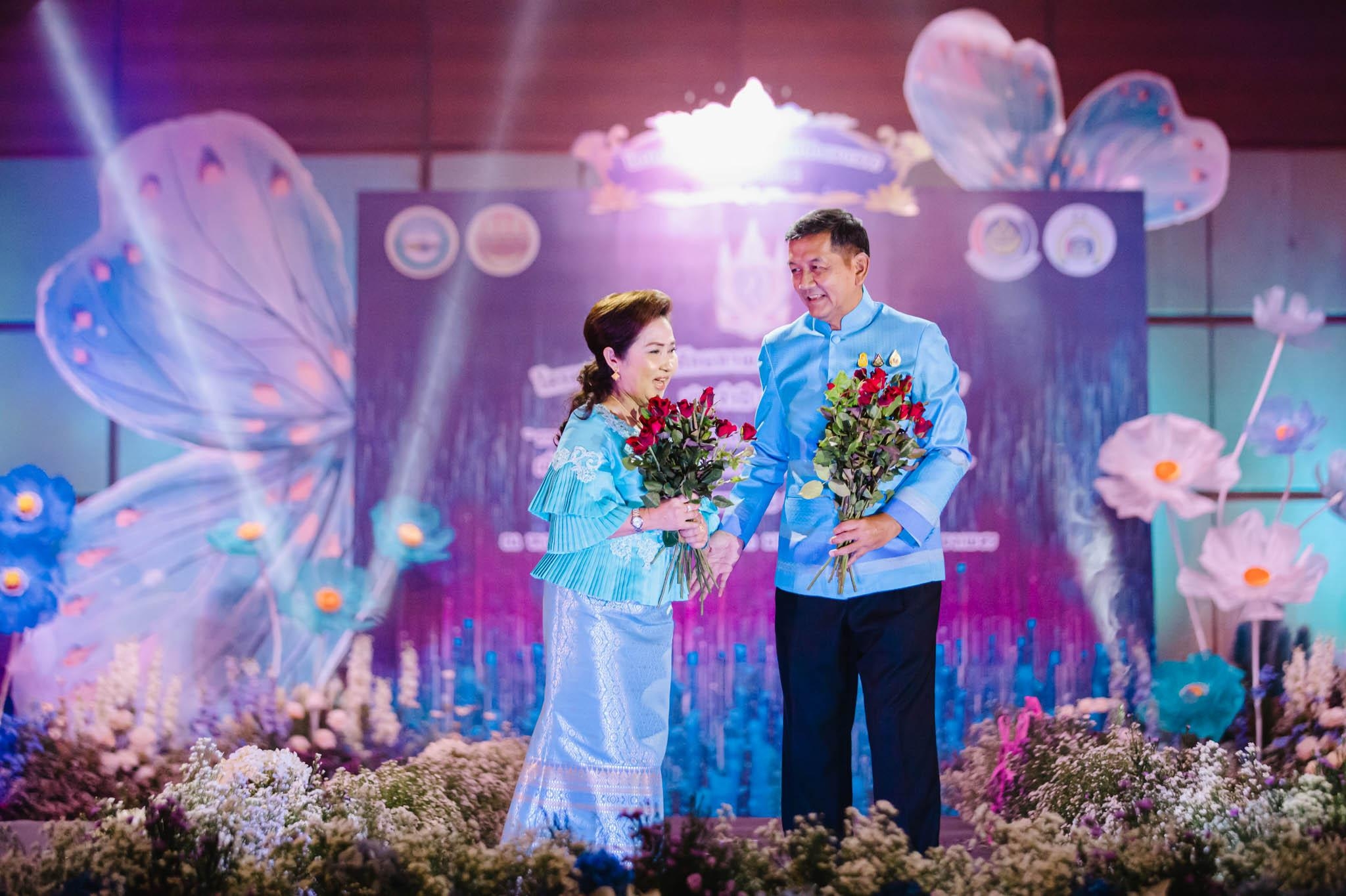 อลังการ! “รวมพลังสตรี อนุรักษ์ผ้าถิ่นไทย ดำรงไว้ในแผ่นดินกำแพงเพชร เนื่องในวันเฉลิมพระชนมพรรษา พระบรมราชชนนีพันปีหลวง”
