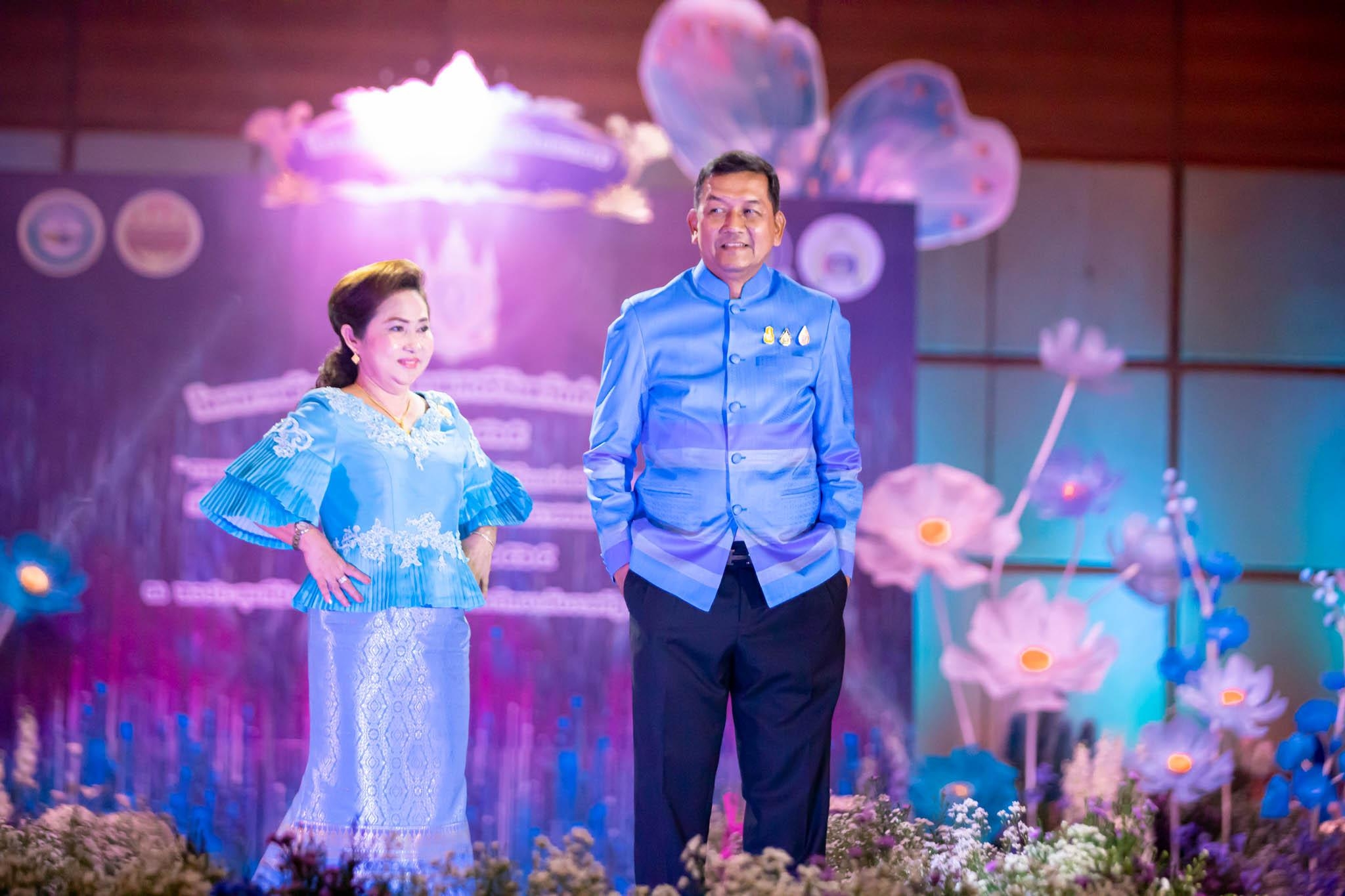 อลังการ! “รวมพลังสตรี อนุรักษ์ผ้าถิ่นไทย ดำรงไว้ในแผ่นดินกำแพงเพชร เนื่องในวันเฉลิมพระชนมพรรษา พระบรมราชชนนีพันปีหลวง”
