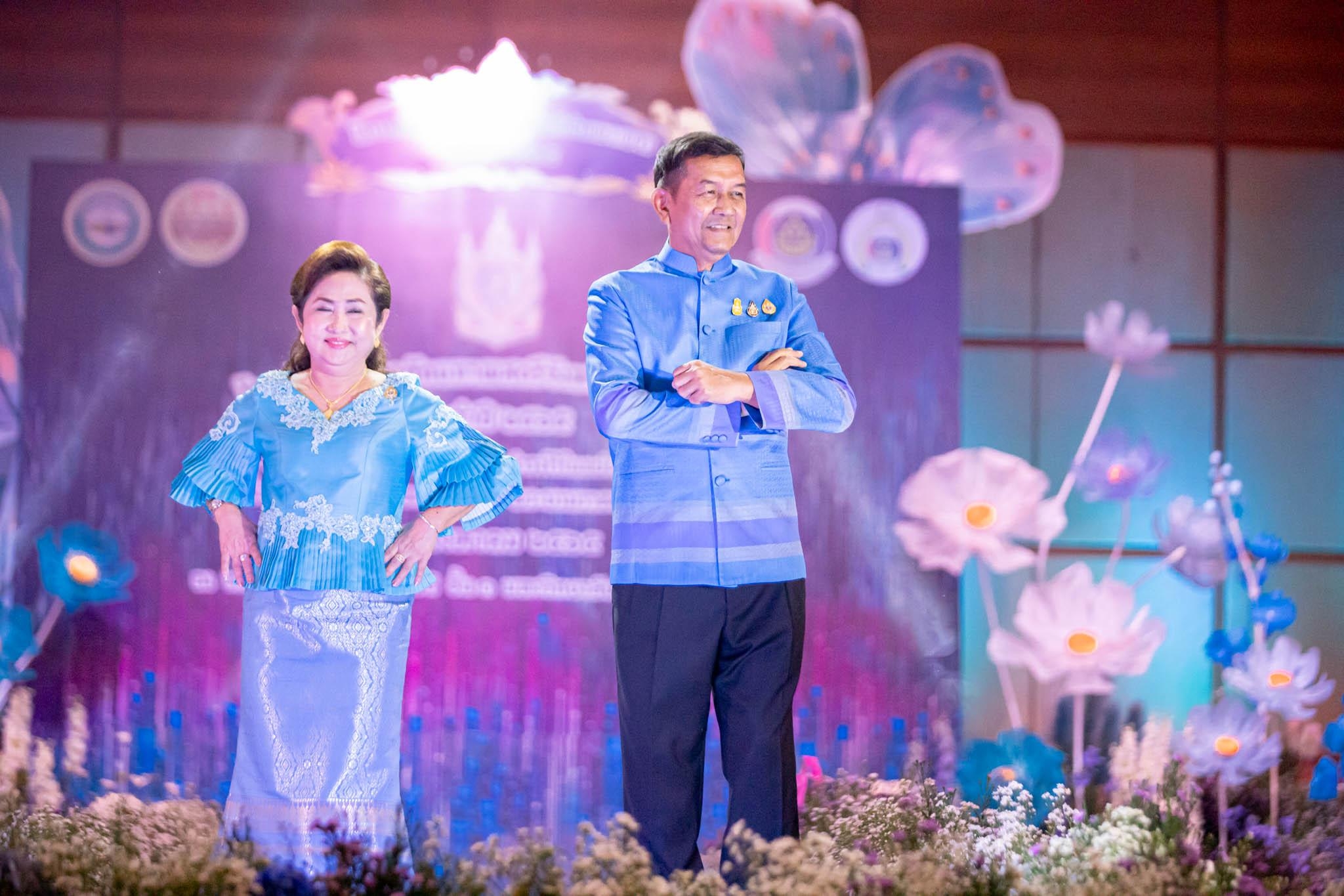 อลังการ! “รวมพลังสตรี อนุรักษ์ผ้าถิ่นไทย ดำรงไว้ในแผ่นดินกำแพงเพชร เนื่องในวันเฉลิมพระชนมพรรษา พระบรมราชชนนีพันปีหลวง”