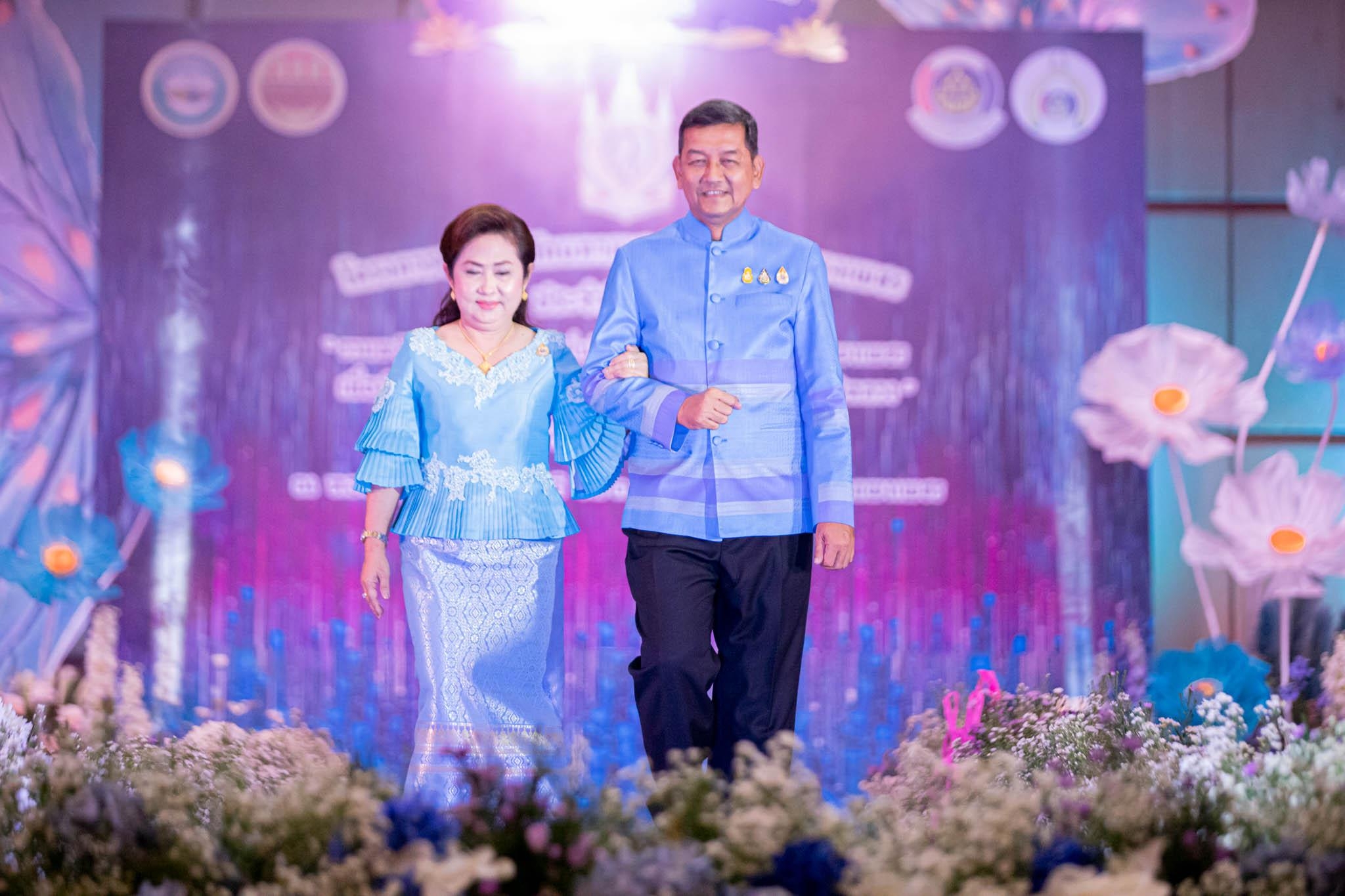 อลังการ! “รวมพลังสตรี อนุรักษ์ผ้าถิ่นไทย ดำรงไว้ในแผ่นดินกำแพงเพชร เนื่องในวันเฉลิมพระชนมพรรษา พระบรมราชชนนีพันปีหลวง”