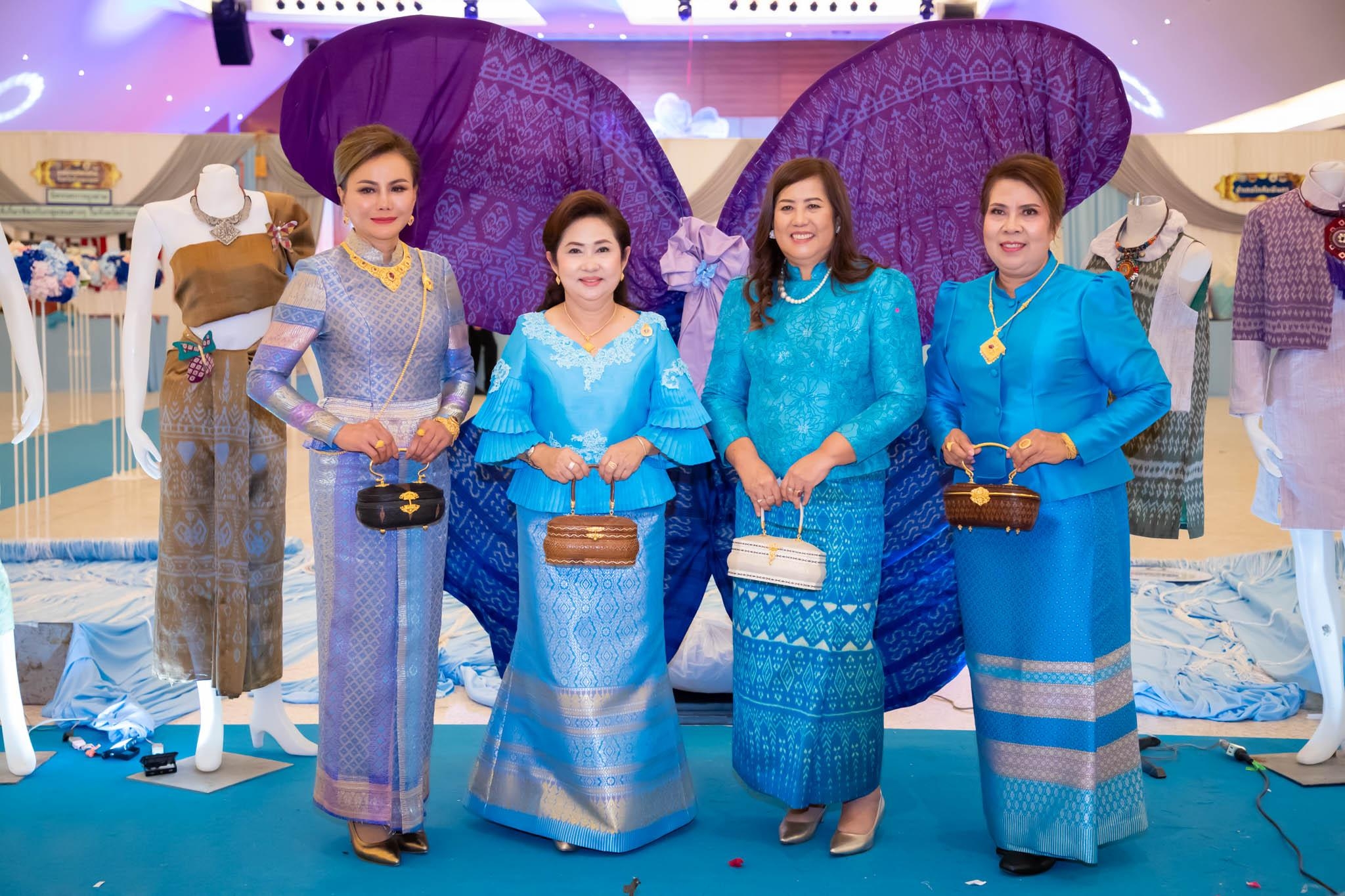 อลังการ! “รวมพลังสตรี อนุรักษ์ผ้าถิ่นไทย ดำรงไว้ในแผ่นดินกำแพงเพชร เนื่องในวันเฉลิมพระชนมพรรษา พระบรมราชชนนีพันปีหลวง”