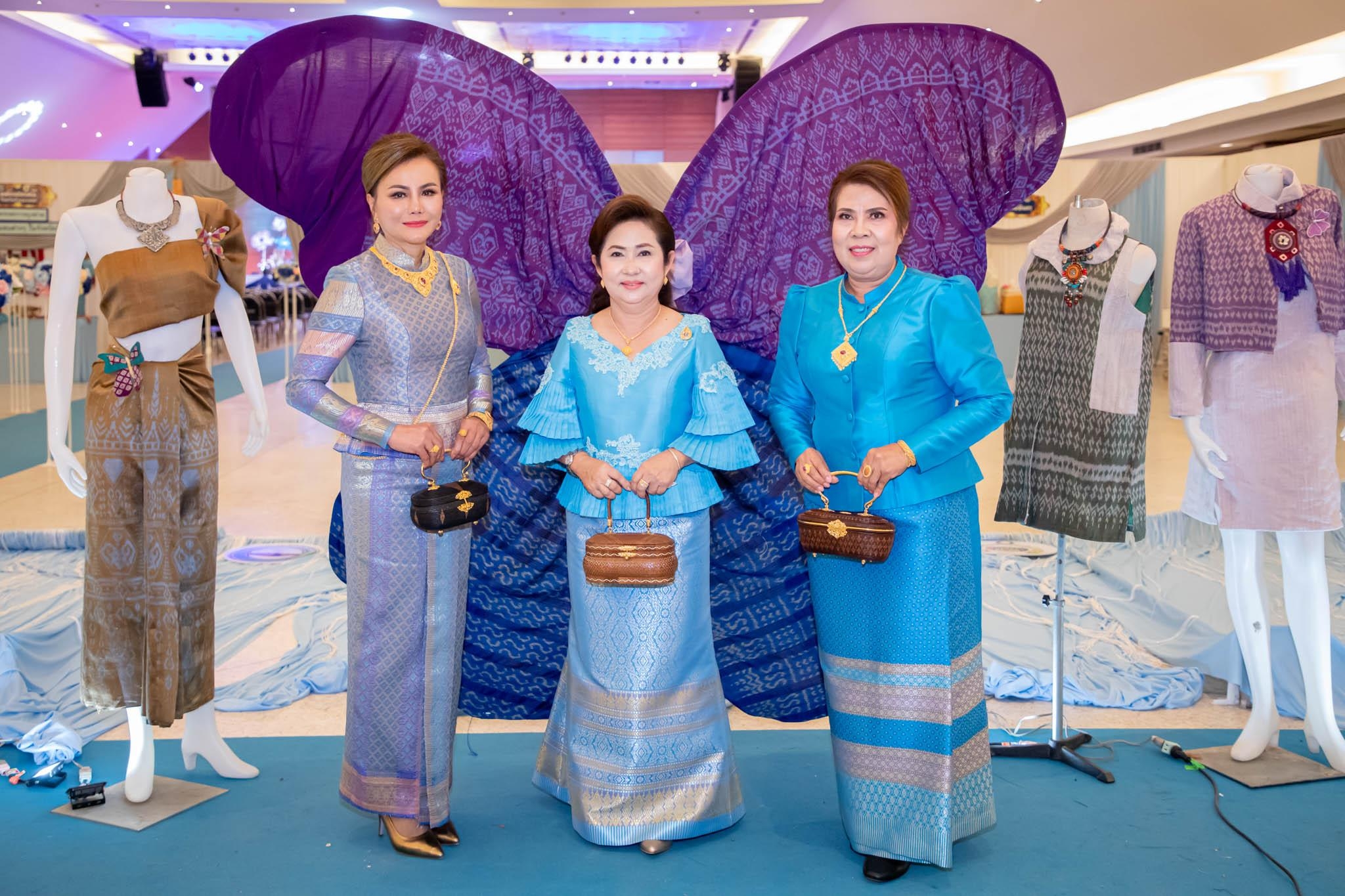 อลังการ! “รวมพลังสตรี อนุรักษ์ผ้าถิ่นไทย ดำรงไว้ในแผ่นดินกำแพงเพชร เนื่องในวันเฉลิมพระชนมพรรษา พระบรมราชชนนีพันปีหลวง”