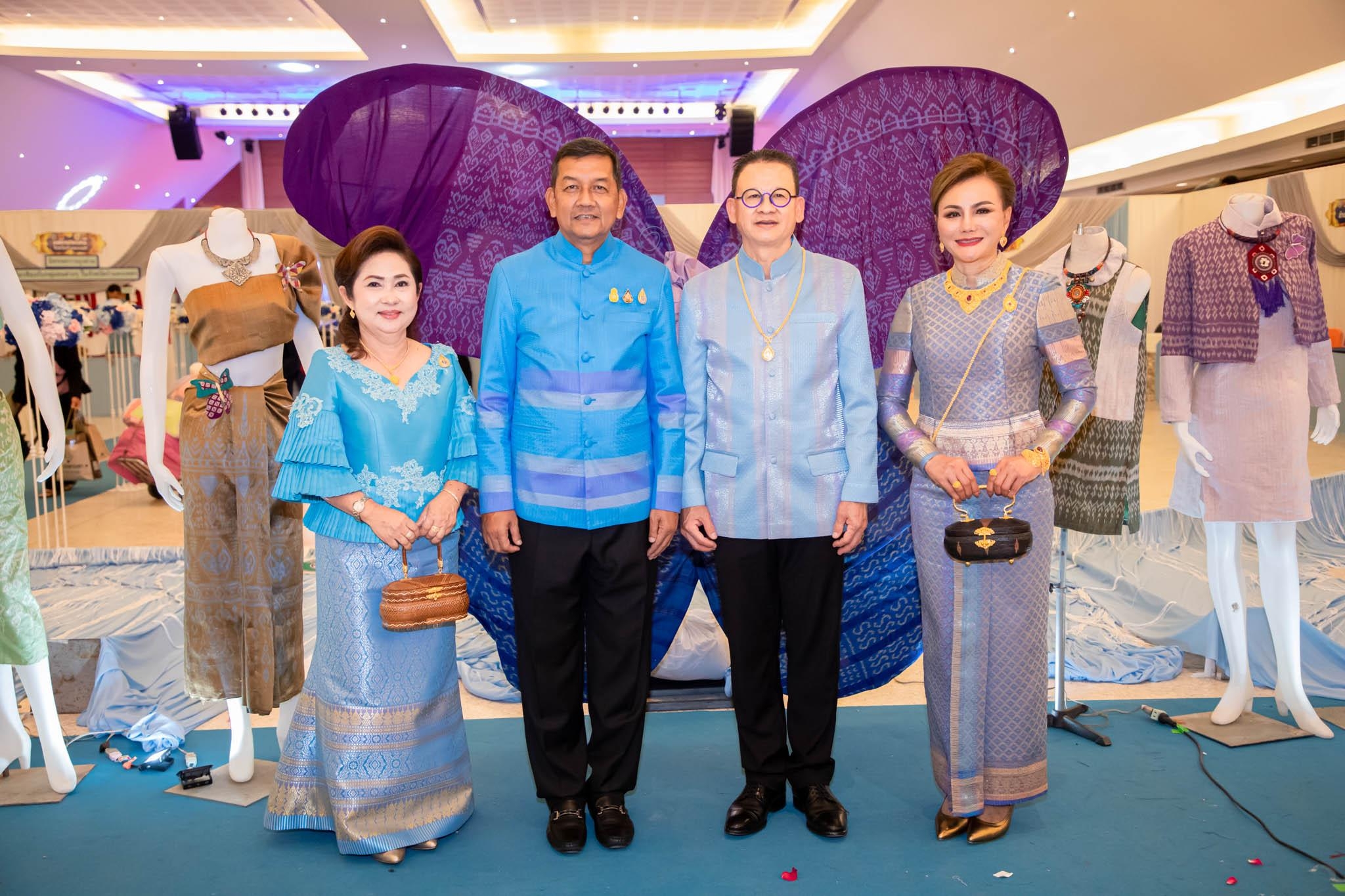 อลังการ! “รวมพลังสตรี อนุรักษ์ผ้าถิ่นไทย ดำรงไว้ในแผ่นดินกำแพงเพชร เนื่องในวันเฉลิมพระชนมพรรษา พระบรมราชชนนีพันปีหลวง”
