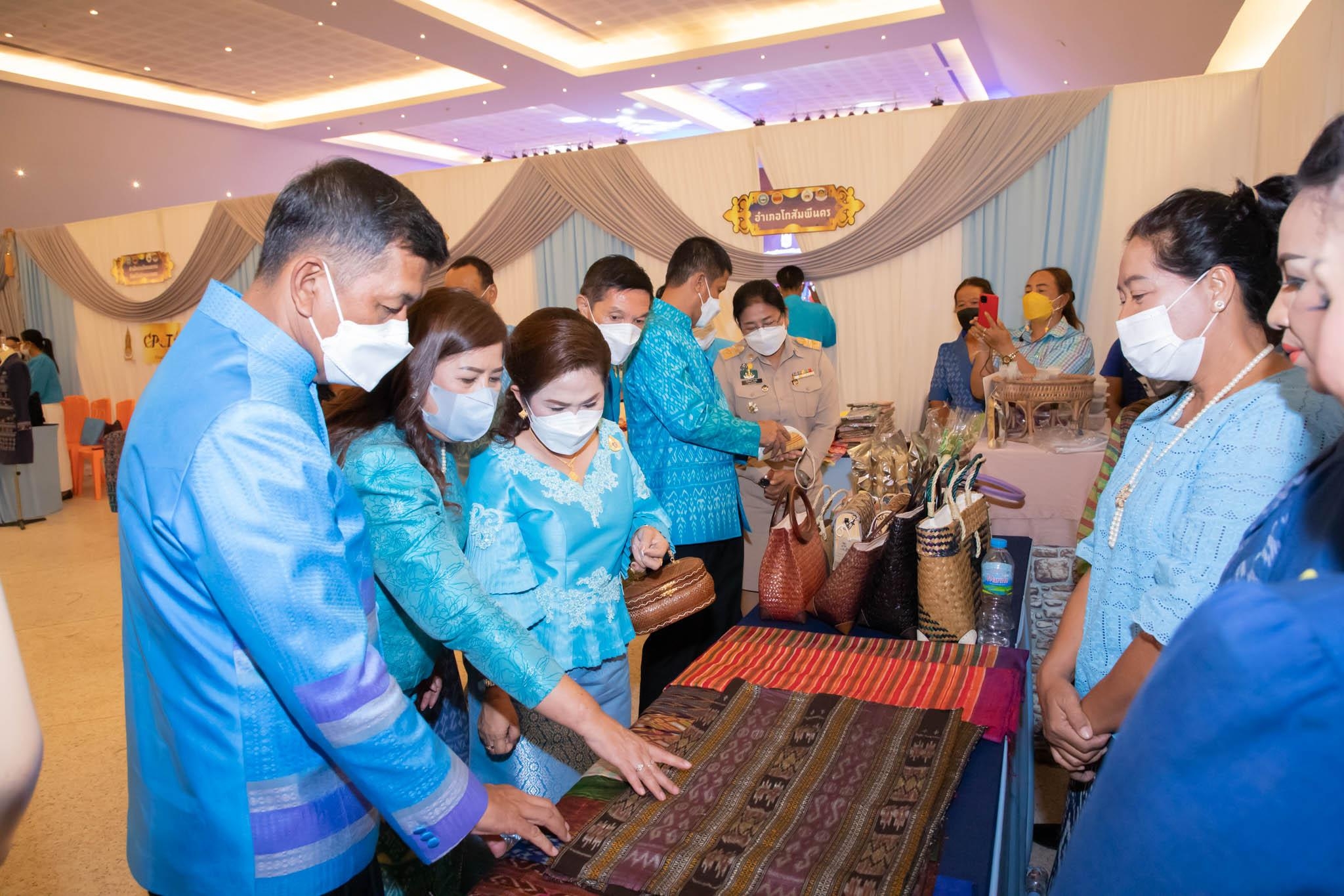 อลังการ! “รวมพลังสตรี อนุรักษ์ผ้าถิ่นไทย ดำรงไว้ในแผ่นดินกำแพงเพชร เนื่องในวันเฉลิมพระชนมพรรษา พระบรมราชชนนีพันปีหลวง”