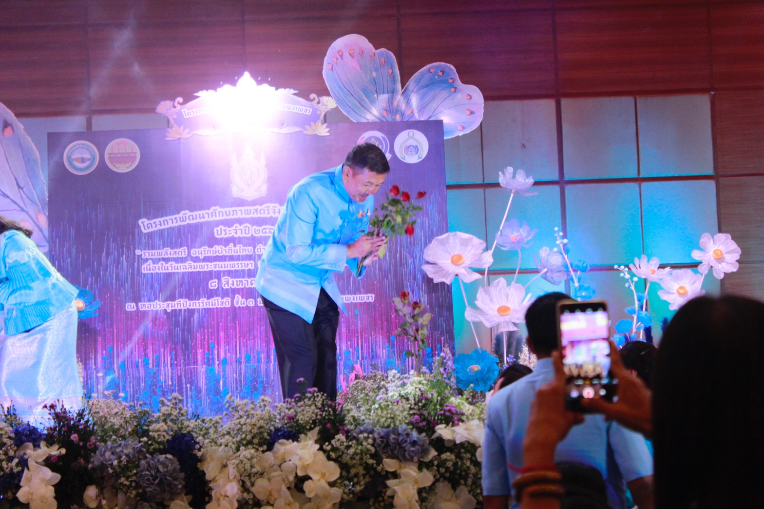 อลังการ! “รวมพลังสตรี อนุรักษ์ผ้าถิ่นไทย ดำรงไว้ในแผ่นดินกำแพงเพชร เนื่องในวันเฉลิมพระชนมพรรษา พระบรมราชชนนีพันปีหลวง”