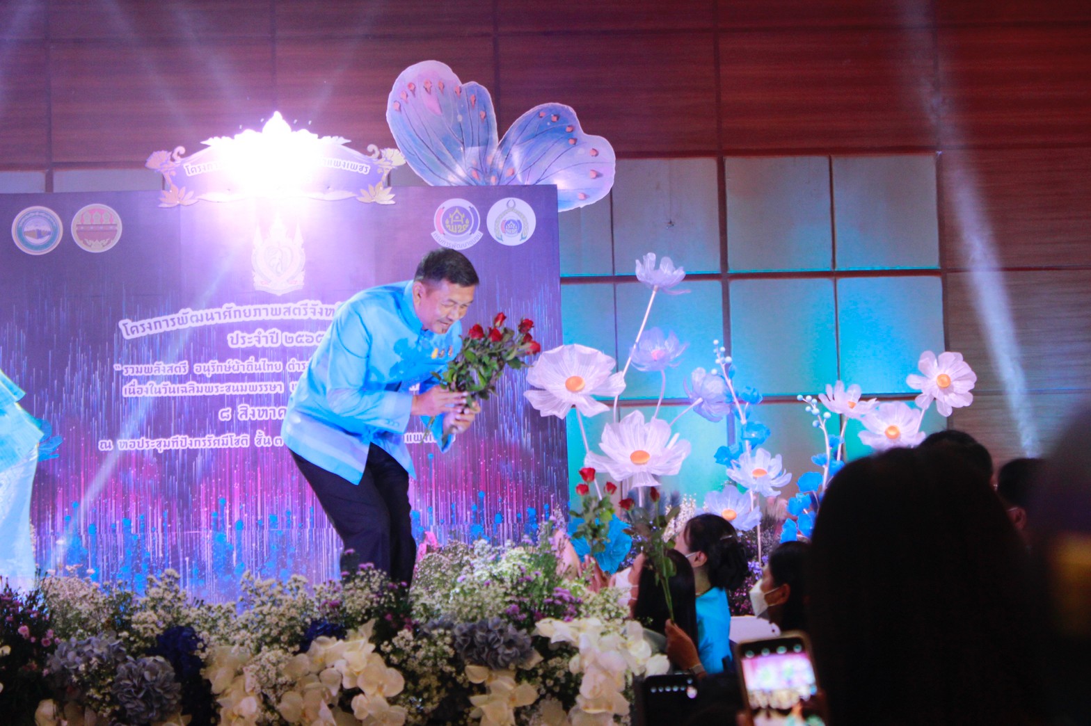 อลังการ! “รวมพลังสตรี อนุรักษ์ผ้าถิ่นไทย ดำรงไว้ในแผ่นดินกำแพงเพชร เนื่องในวันเฉลิมพระชนมพรรษา พระบรมราชชนนีพันปีหลวง”