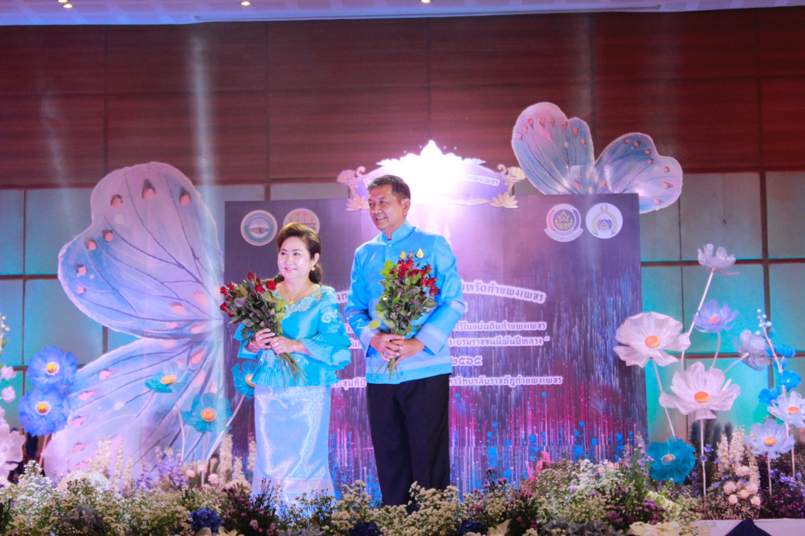 อลังการ! “รวมพลังสตรี อนุรักษ์ผ้าถิ่นไทย ดำรงไว้ในแผ่นดินกำแพงเพชร เนื่องในวันเฉลิมพระชนมพรรษา พระบรมราชชนนีพันปีหลวง”