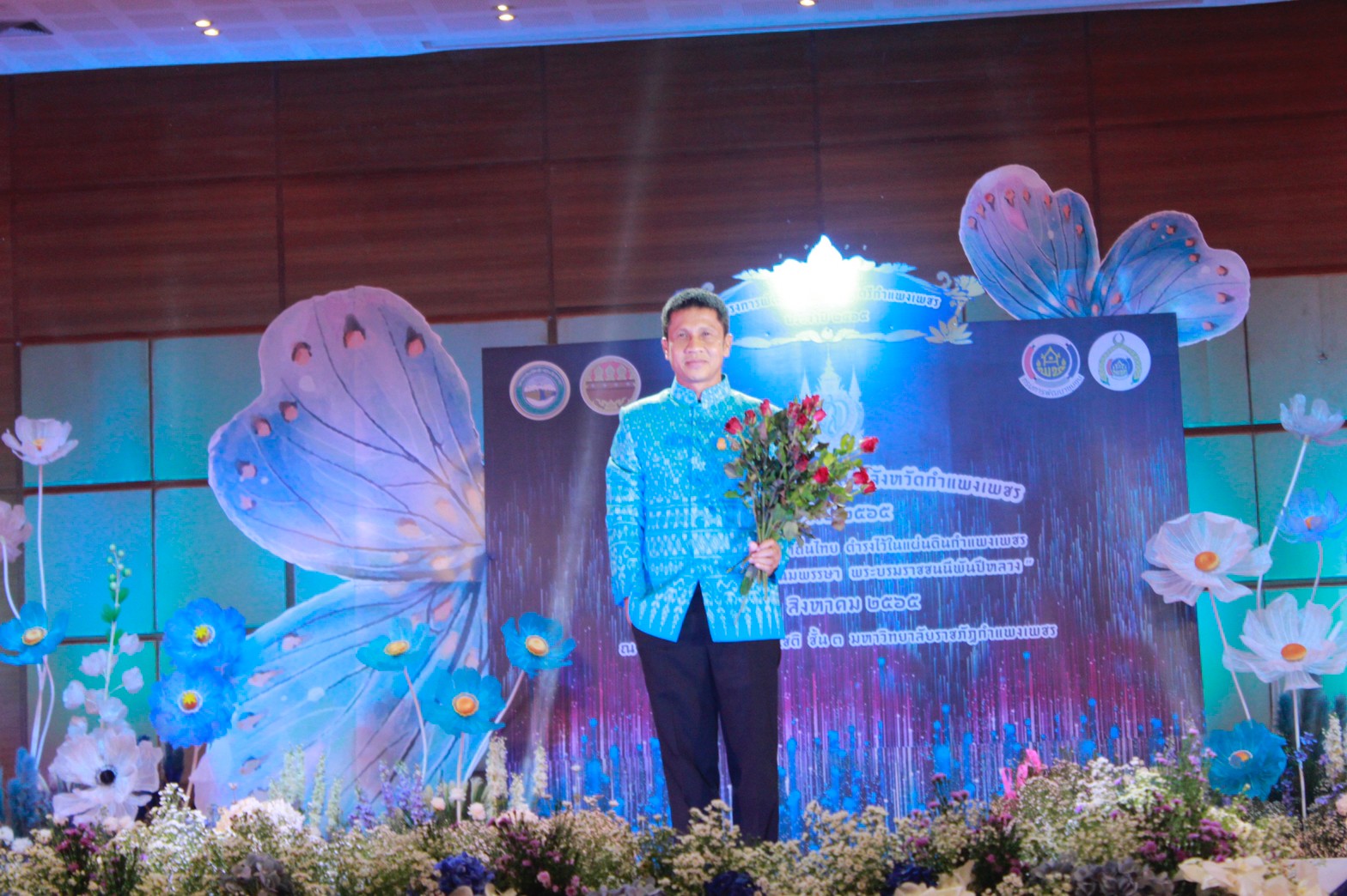 อลังการ! “รวมพลังสตรี อนุรักษ์ผ้าถิ่นไทย ดำรงไว้ในแผ่นดินกำแพงเพชร เนื่องในวันเฉลิมพระชนมพรรษา พระบรมราชชนนีพันปีหลวง”