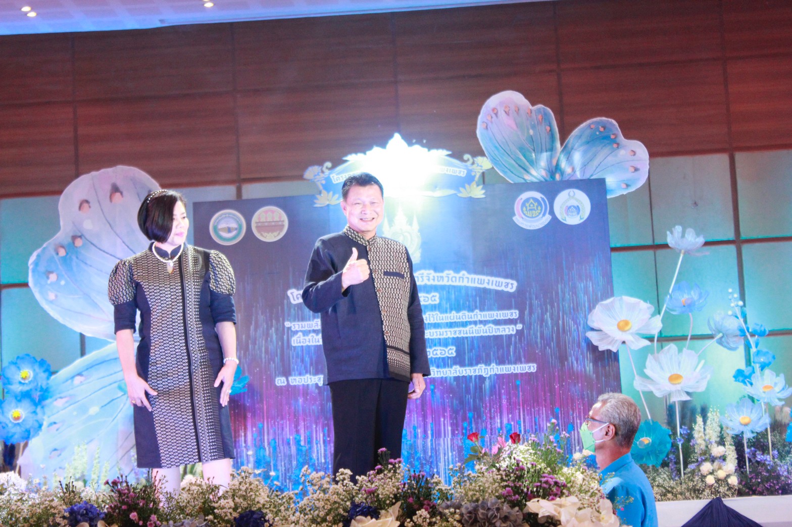 อลังการ! “รวมพลังสตรี อนุรักษ์ผ้าถิ่นไทย ดำรงไว้ในแผ่นดินกำแพงเพชร เนื่องในวันเฉลิมพระชนมพรรษา พระบรมราชชนนีพันปีหลวง”