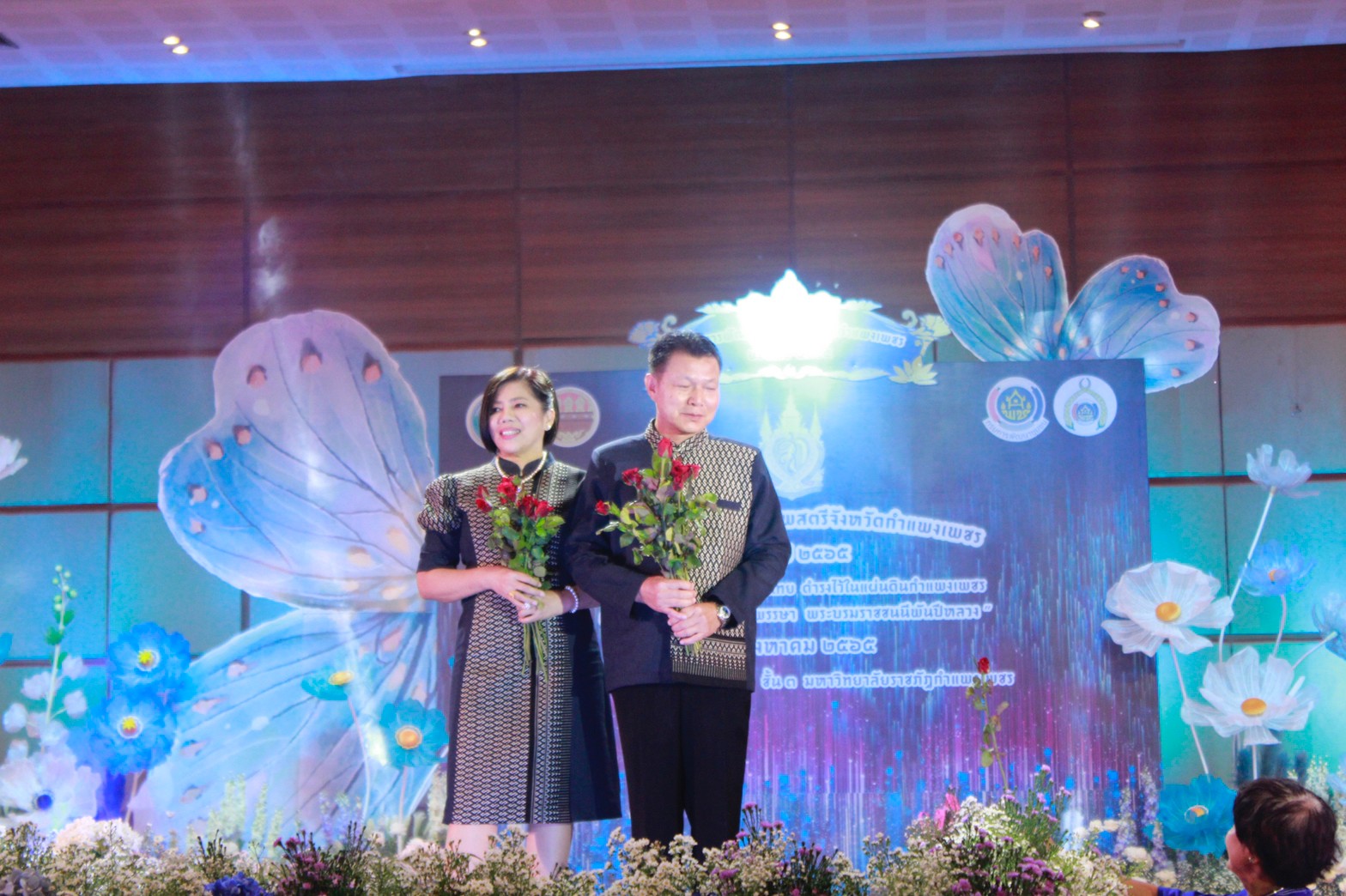 อลังการ! “รวมพลังสตรี อนุรักษ์ผ้าถิ่นไทย ดำรงไว้ในแผ่นดินกำแพงเพชร เนื่องในวันเฉลิมพระชนมพรรษา พระบรมราชชนนีพันปีหลวง”