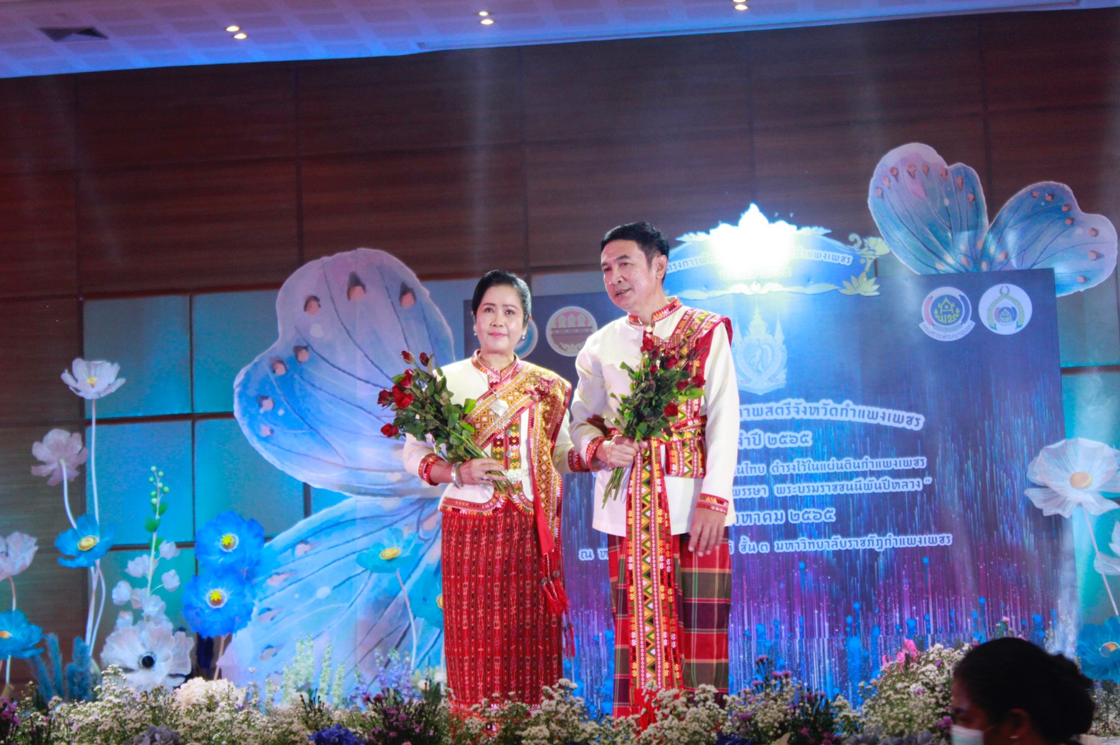 อลังการ! “รวมพลังสตรี อนุรักษ์ผ้าถิ่นไทย ดำรงไว้ในแผ่นดินกำแพงเพชร เนื่องในวันเฉลิมพระชนมพรรษา พระบรมราชชนนีพันปีหลวง”