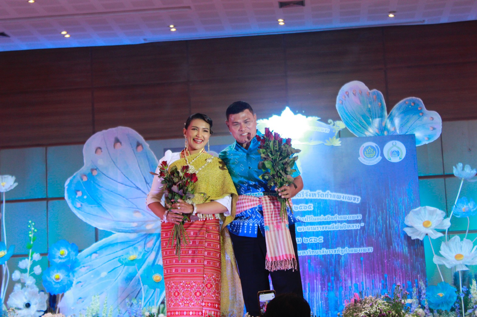 อลังการ! “รวมพลังสตรี อนุรักษ์ผ้าถิ่นไทย ดำรงไว้ในแผ่นดินกำแพงเพชร เนื่องในวันเฉลิมพระชนมพรรษา พระบรมราชชนนีพันปีหลวง”