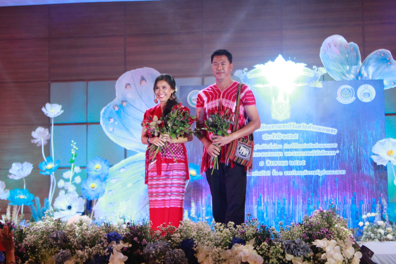 อลังการ! “รวมพลังสตรี อนุรักษ์ผ้าถิ่นไทย ดำรงไว้ในแผ่นดินกำแพงเพชร เนื่องในวันเฉลิมพระชนมพรรษา พระบรมราชชนนีพันปีหลวง”