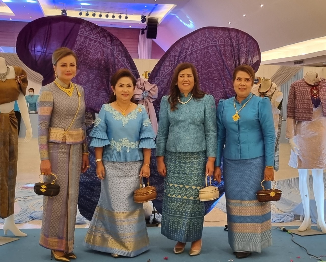 อลังการ! “รวมพลังสตรี อนุรักษ์ผ้าถิ่นไทย ดำรงไว้ในแผ่นดินกำแพงเพชร เนื่องในวันเฉลิมพระชนมพรรษา พระบรมราชชนนีพันปีหลวง”